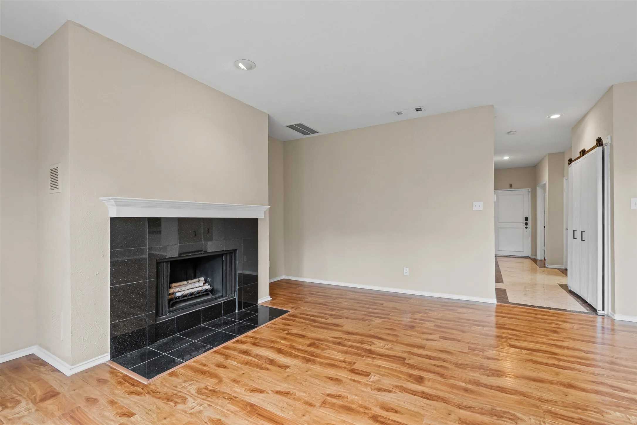 Condominium For Rent in Dallas County , 5310 Keller Springs Road 322, Dallas, Texas 75248, 2 Bedroom, 2 Bathroom, Garage spaces, 953 Sqft, built in 1981, mls#21350328, Real Estate Agent in Dallas, Homes For Rent in Dallas county, Homes For Rent in Dallas, Realtor in Dallas Texas, Real Estate Brokerage Independent Realty Texas, Luminita Cordes Realtor