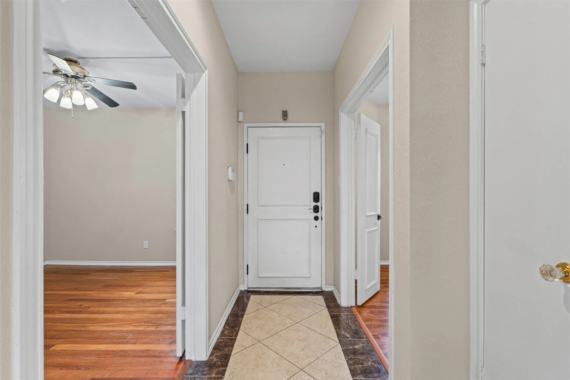Condominium For Rent in Dallas County , 5310 Keller Springs Road 322, Dallas, Texas 75248, 2 Bedroom, 2 Bathroom, Garage spaces, 953 Sqft, built in 1981, mls#21350328, Real Estate Agent in Dallas, Homes For Rent in Dallas county, Homes For Rent in Dallas, Realtor in Dallas Texas, Real Estate Brokerage Independent Realty Texas, Luminita Cordes Realtor