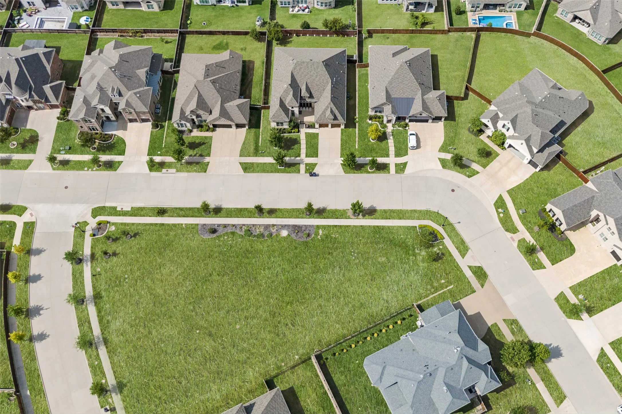 Single Family Residence For Sale in Collin County , 10760 Clarita Lane, Frisco, Texas 75035, 4 Bedroom, 4 Bathroom, 3 Garage spaces, 3,008 Sqft, built in 2018, mls#21348950, Real Estate Agent in Frisco, Homes For Sale in Collin county, Homes For Sale in Frisco, Realtor in Frisco Texas, Real Estate Brokerage Independent Realty Texas, Luminita Cordes Realtor