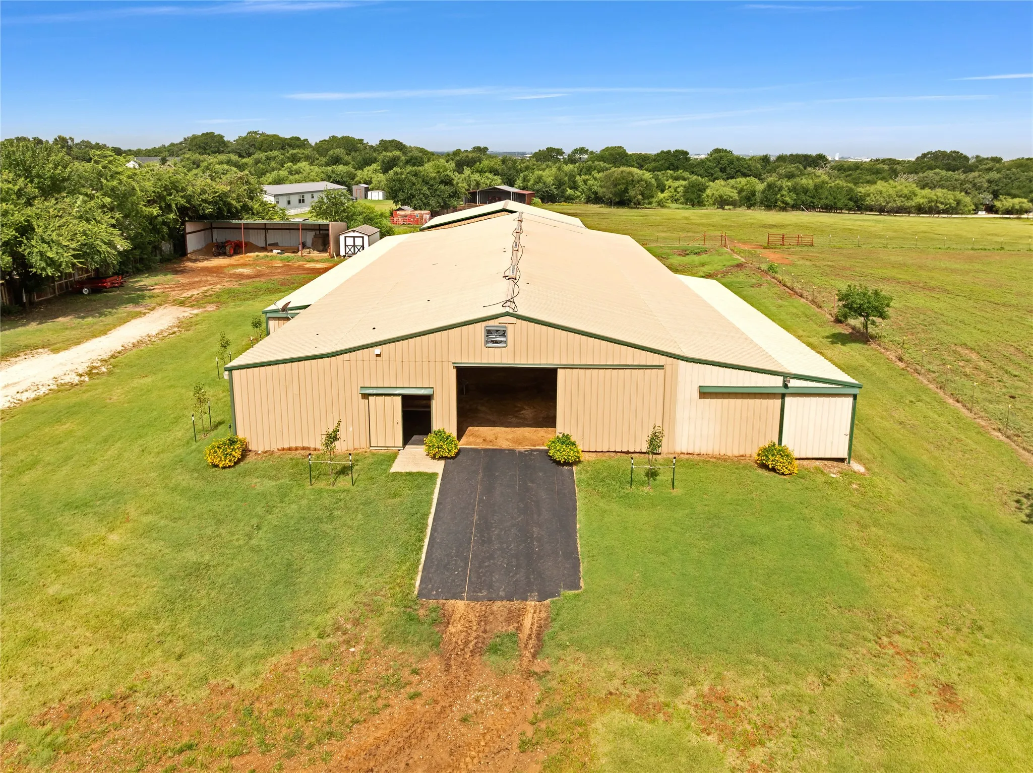 Farm For Sale in Johnson County , 1901 Melissa Lane, Cleburne, Texas 76031, 3 Bedroom, 3 Bathroom, 2 Garage spaces, 2,342 Sqft, built in 1981, mls#21350322, Real Estate Agent in Cleburne, Homes For Sale in Johnson county, Homes For Sale in Cleburne, Realtor in Cleburne Texas, Real Estate Brokerage Independent Realty Texas, Luminita Cordes Realtor