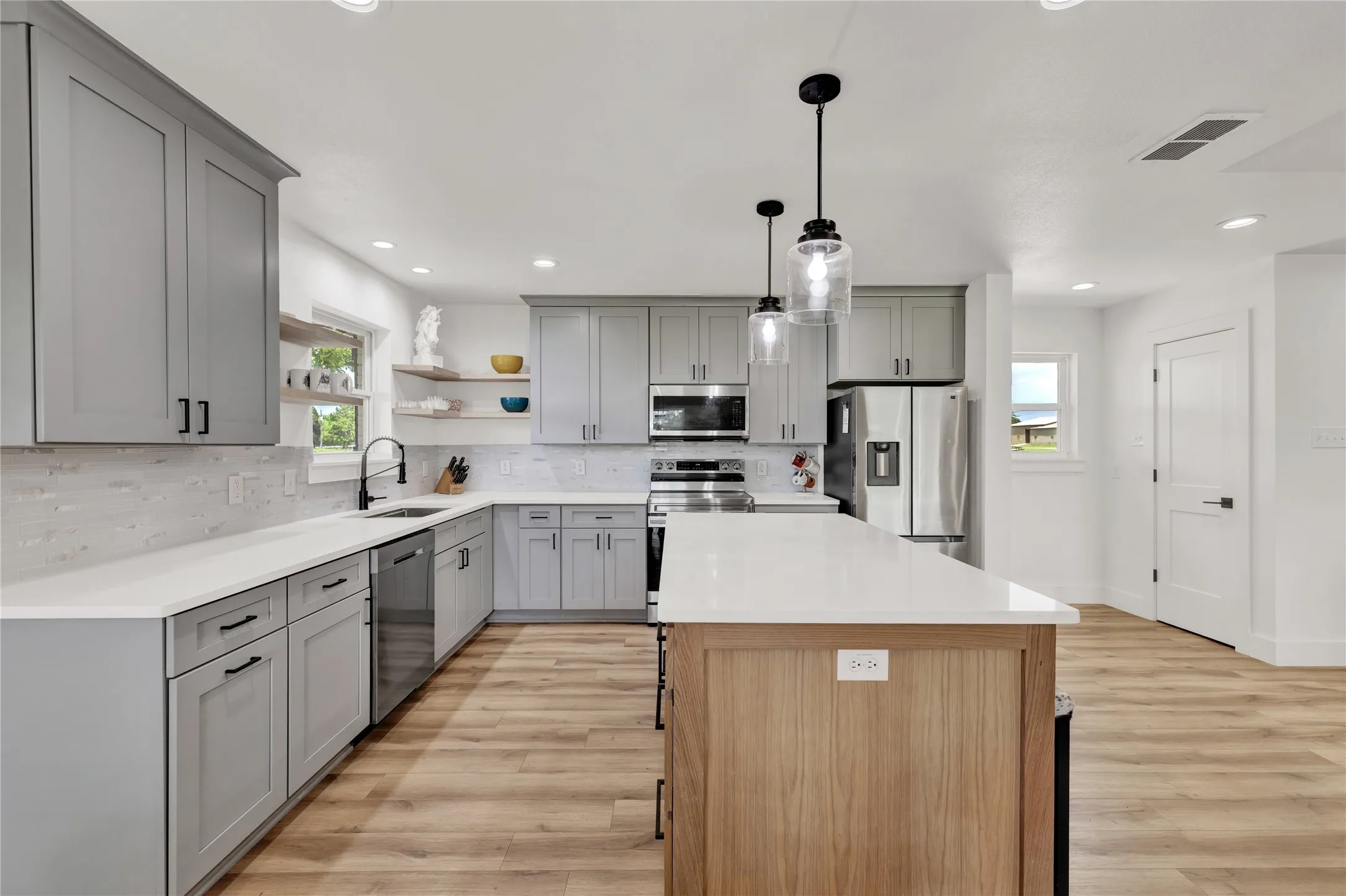 Farm For Sale in Johnson County , 1901 Melissa Lane, Cleburne, Texas 76031, 3 Bedroom, 3 Bathroom, 2 Garage spaces, 2,342 Sqft, built in 1981, mls#21350322, Real Estate Agent in Cleburne, Homes For Sale in Johnson county, Homes For Sale in Cleburne, Realtor in Cleburne Texas, Real Estate Brokerage Independent Realty Texas, Luminita Cordes Realtor