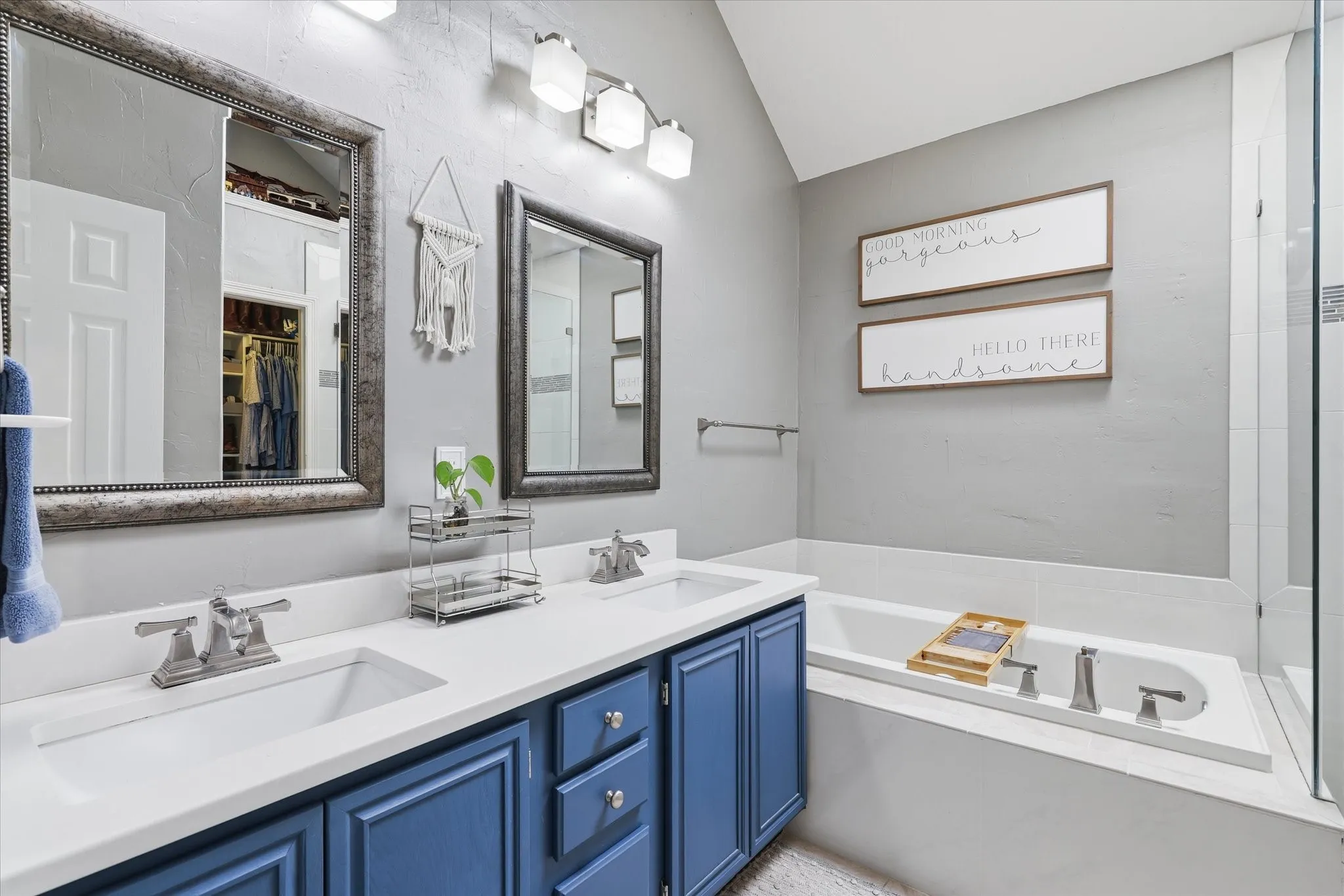 Single Family Residence For Sale in Collin County , 4055 Briarbend Road, Dallas, Texas 75287, 3 Bedroom, 3 Bathroom, 2 Garage spaces, 1,774 Sqft, built in 1995, mls#21348940, Real Estate Agent in Dallas, Homes For Sale in Collin county, Homes For Sale in Dallas, Realtor in Dallas Texas, Real Estate Brokerage Independent Realty Texas, Luminita Cordes Realtor