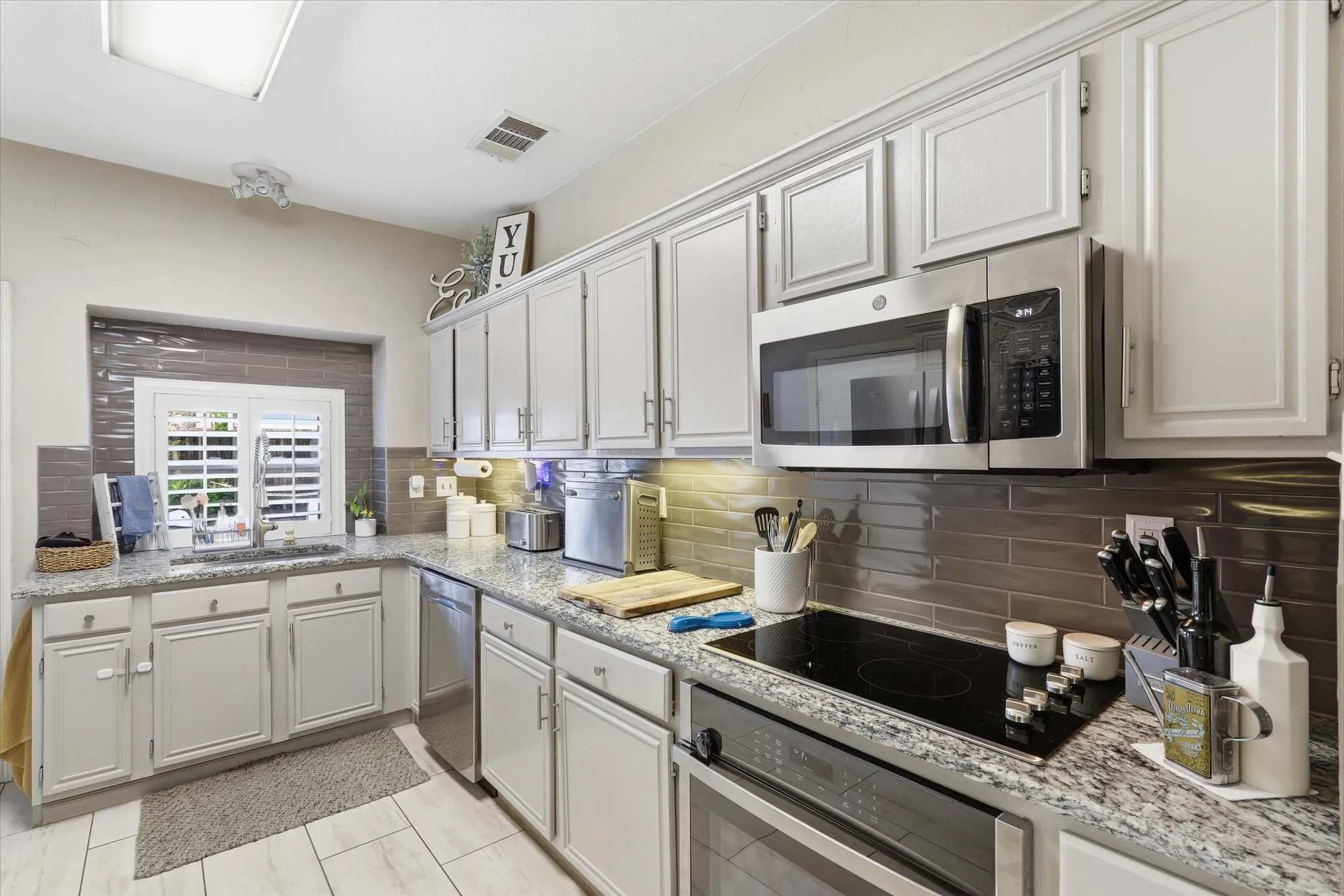 Single Family Residence For Sale in Collin County , 4055 Briarbend Road, Dallas, Texas 75287, 3 Bedroom, 3 Bathroom, 2 Garage spaces, 1,774 Sqft, built in 1995, mls#21348940, Real Estate Agent in Dallas, Homes For Sale in Collin county, Homes For Sale in Dallas, Realtor in Dallas Texas, Real Estate Brokerage Independent Realty Texas, Luminita Cordes Realtor