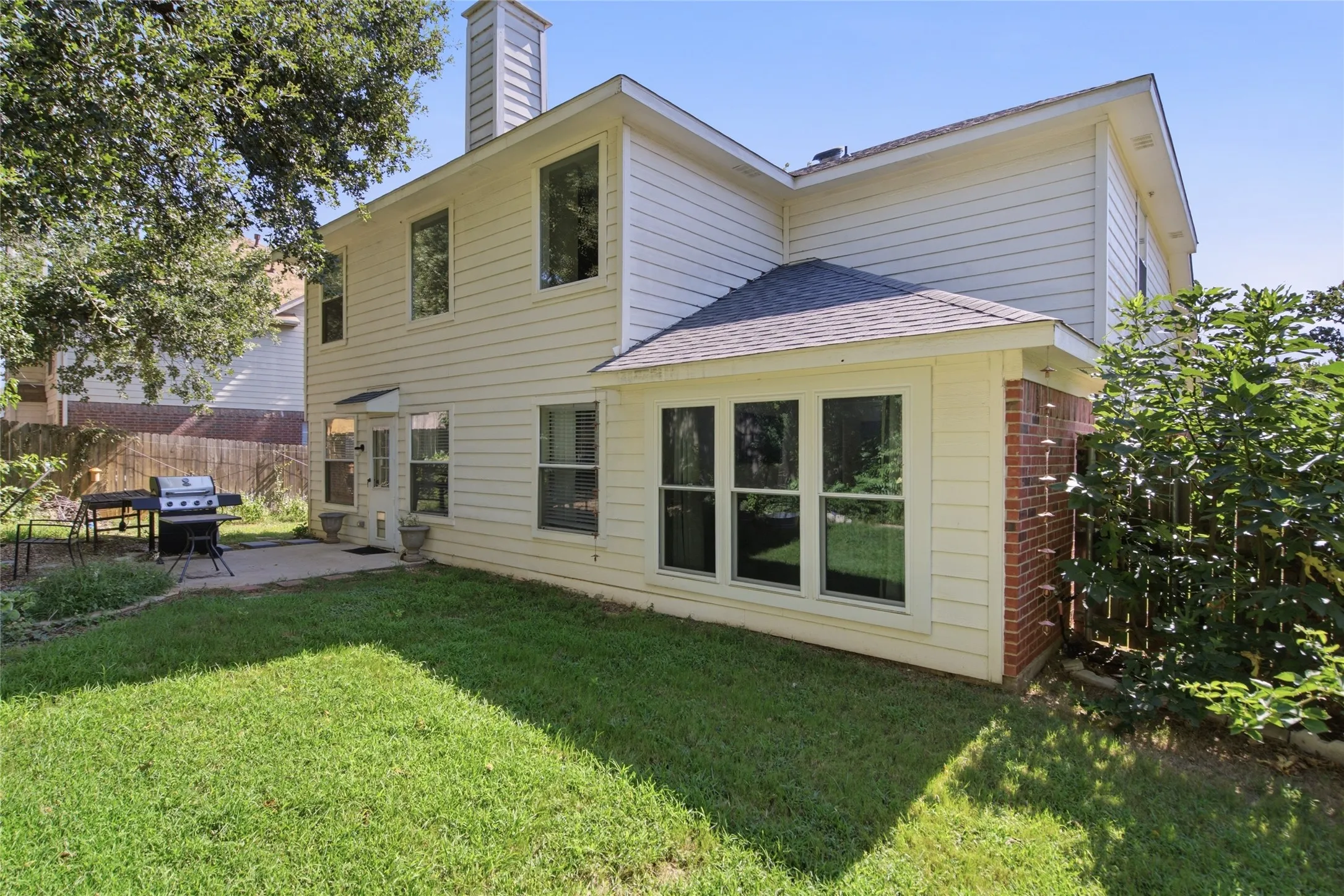 Single Family Residence For Sale in Denton County , 747 Cedar Leaf Circle, Lake Dallas, Texas 75065, 4 Bedroom, 3 Bathroom, 2 Garage spaces, 2,423 Sqft, built in 1995, mls#21350351, Real Estate Agent in Lake Dallas, Homes For Sale in Denton county, Homes For Sale in Lake Dallas, Realtor in Lake Dallas Texas, Real Estate Brokerage Independent Realty Texas, Luminita Cordes Realtor