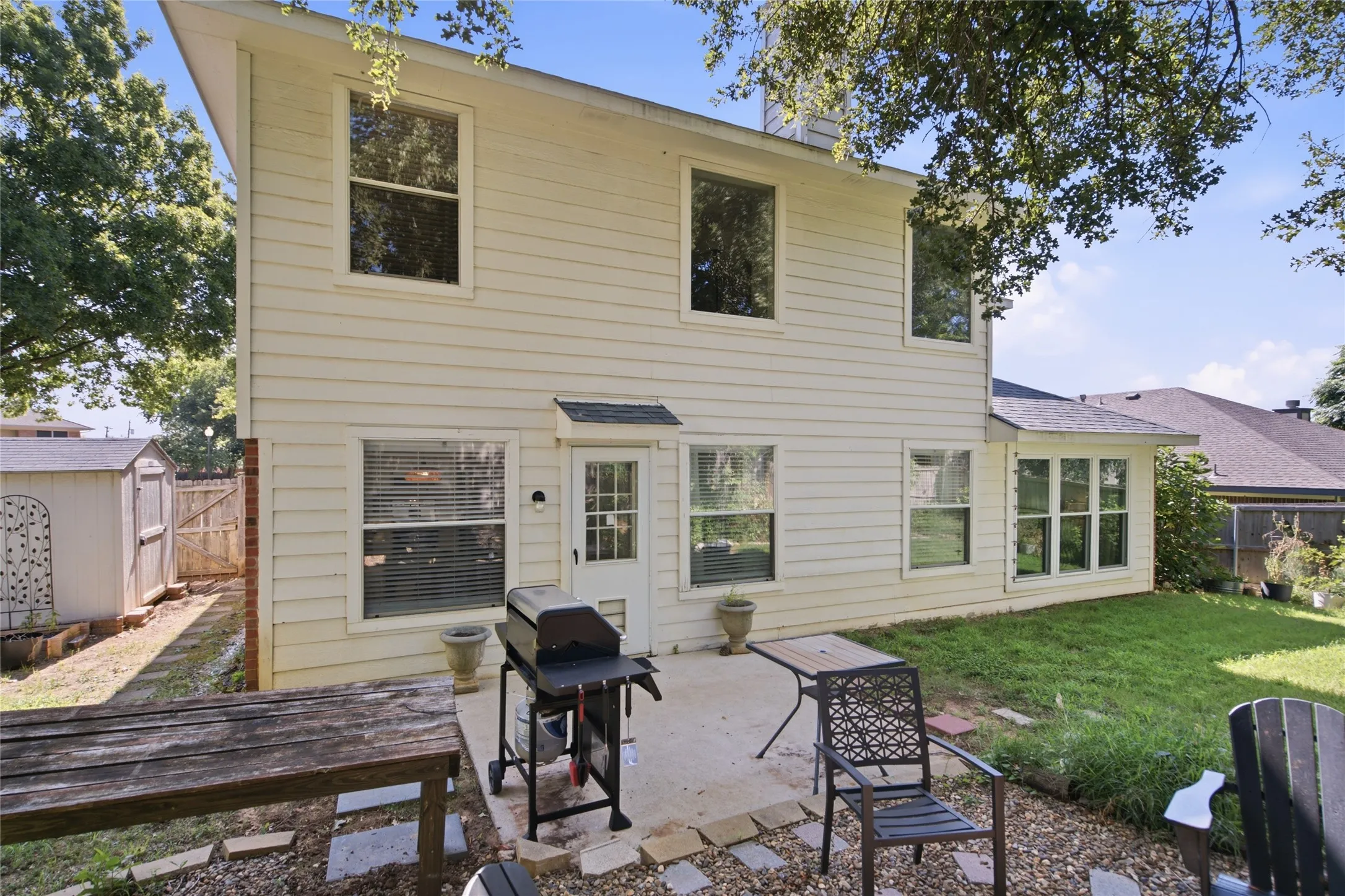 Single Family Residence For Sale in Denton County , 747 Cedar Leaf Circle, Lake Dallas, Texas 75065, 4 Bedroom, 3 Bathroom, 2 Garage spaces, 2,423 Sqft, built in 1995, mls#21350351, Real Estate Agent in Lake Dallas, Homes For Sale in Denton county, Homes For Sale in Lake Dallas, Realtor in Lake Dallas Texas, Real Estate Brokerage Independent Realty Texas, Luminita Cordes Realtor