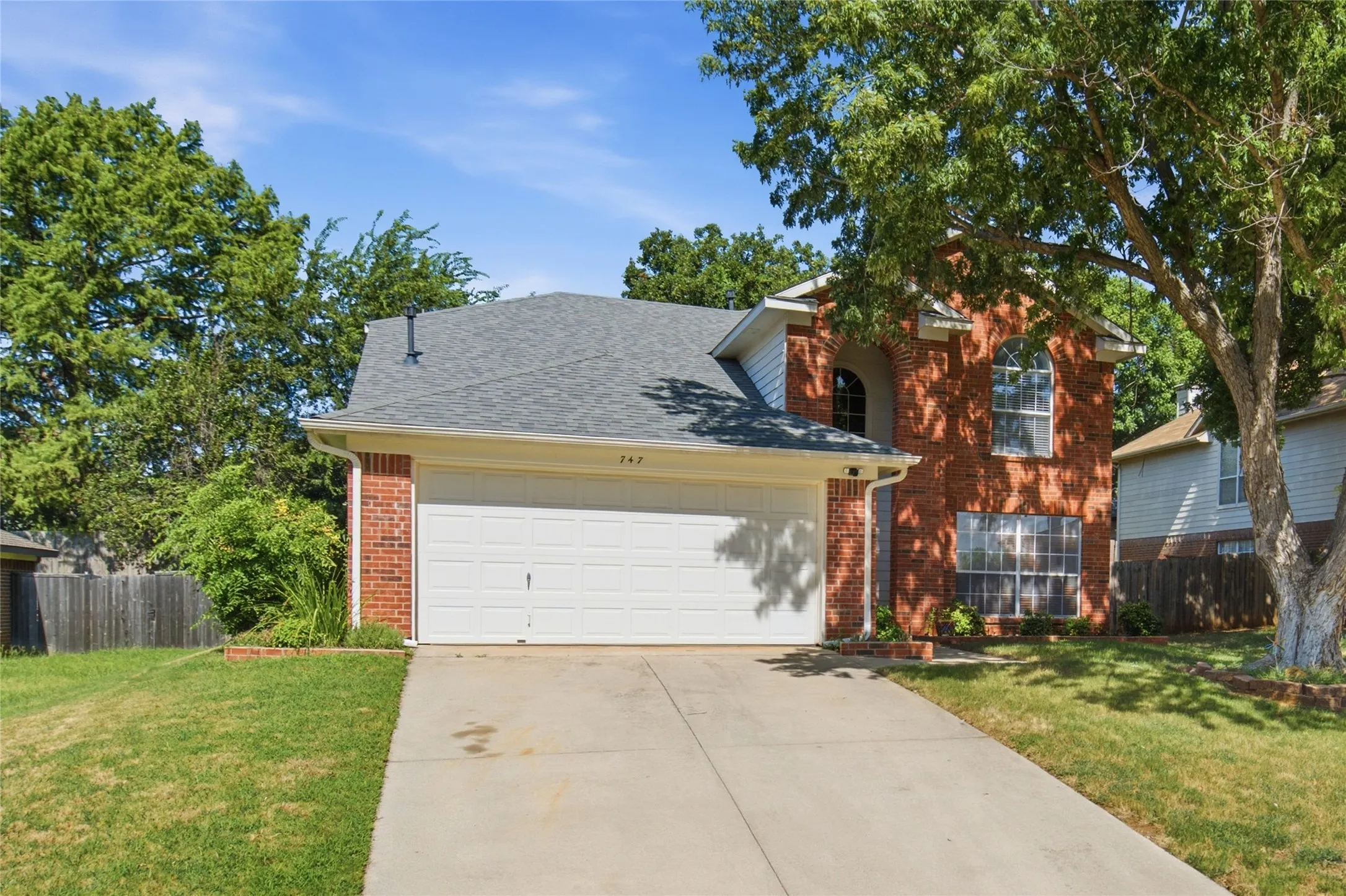 Single Family Residence For Sale in Denton County , 747 Cedar Leaf Circle, Lake Dallas, Texas 75065, 4 Bedroom, 3 Bathroom, 2 Garage spaces, 2,423 Sqft, built in 1995, mls#21350351, Real Estate Agent in Lake Dallas, Homes For Sale in Denton county, Homes For Sale in Lake Dallas, Realtor in Lake Dallas Texas, Real Estate Brokerage Independent Realty Texas, Luminita Cordes Realtor