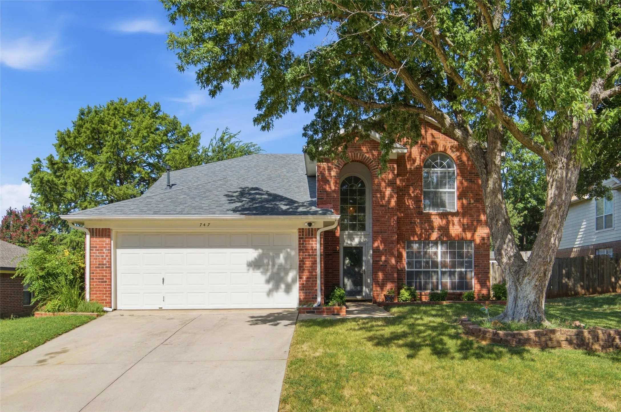 Single Family Residence For Sale in Denton County , 747 Cedar Leaf Circle, Lake Dallas, Texas 75065, 4 Bedroom, 3 Bathroom, 2 Garage spaces, 2,423 Sqft, built in 1995, mls#21350351, Real Estate Agent in Lake Dallas, Homes For Sale in Denton county, Homes For Sale in Lake Dallas, Realtor in Lake Dallas Texas, Real Estate Brokerage Independent Realty Texas, Luminita Cordes Realtor