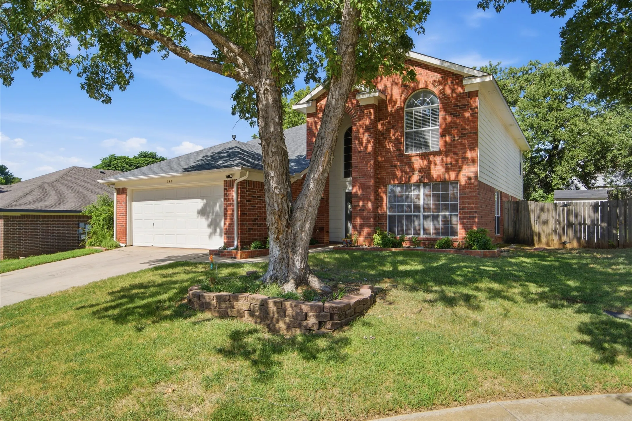 Single Family Residence For Sale in Denton County , 747 Cedar Leaf Circle, Lake Dallas, Texas 75065, 4 Bedroom, 3 Bathroom, 2 Garage spaces, 2,423 Sqft, built in 1995, mls#21350351, Real Estate Agent in Lake Dallas, Homes For Sale in Denton county, Homes For Sale in Lake Dallas, Realtor in Lake Dallas Texas, Real Estate Brokerage Independent Realty Texas, Luminita Cordes Realtor