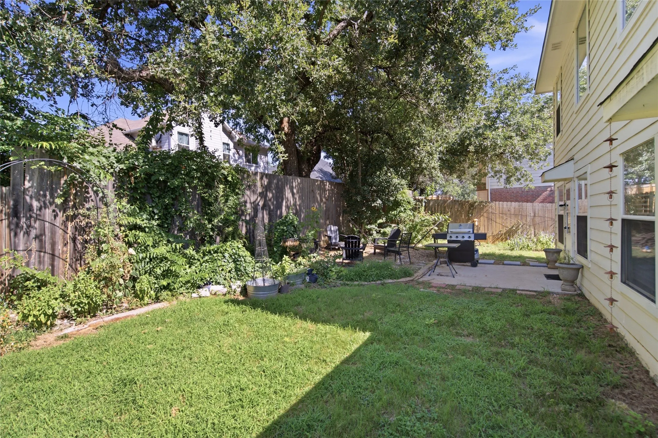 Single Family Residence For Sale in Denton County , 747 Cedar Leaf Circle, Lake Dallas, Texas 75065, 4 Bedroom, 3 Bathroom, 2 Garage spaces, 2,423 Sqft, built in 1995, mls#21350351, Real Estate Agent in Lake Dallas, Homes For Sale in Denton county, Homes For Sale in Lake Dallas, Realtor in Lake Dallas Texas, Real Estate Brokerage Independent Realty Texas, Luminita Cordes Realtor