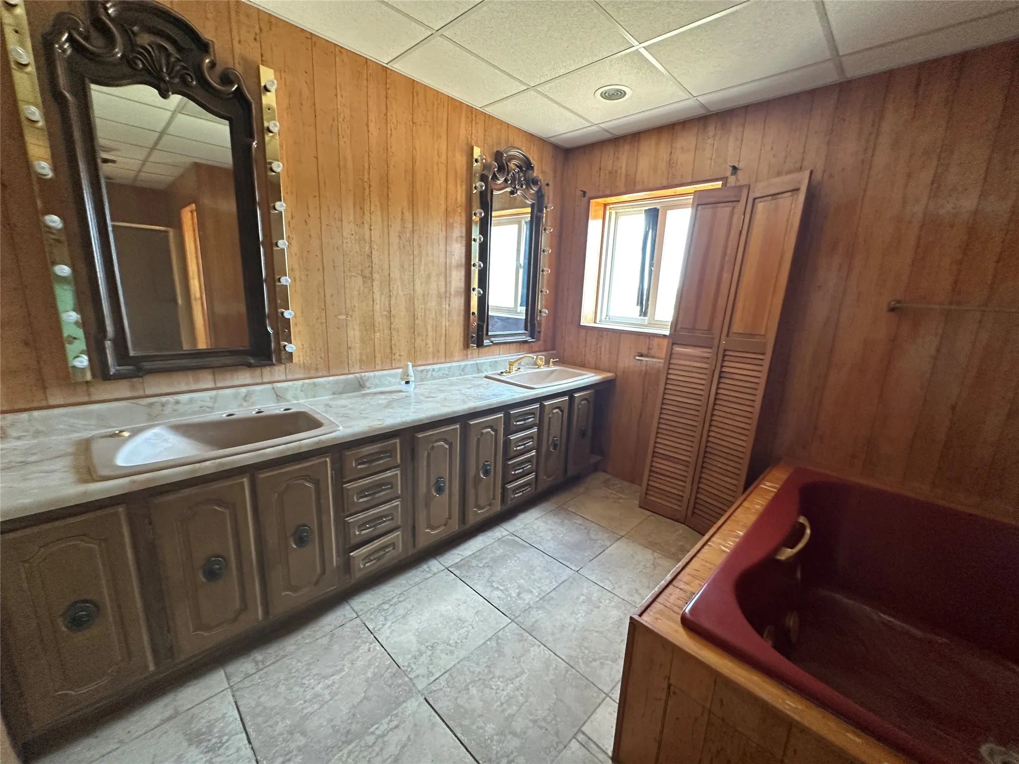 Single Family Residence For Sale in Roberts County , 1308 Lion Street, Miami, Texas 79059, 5 Bedroom, 3 Bathroom, 4 Garage spaces, 5,956 Sqft, built in 1962, mls#21350378, Real Estate Agent in Miami, Homes For Sale in Roberts county, Homes For Sale in Miami, Realtor in Miami Texas, Real Estate Brokerage Independent Realty Texas, Luminita Cordes Realtor