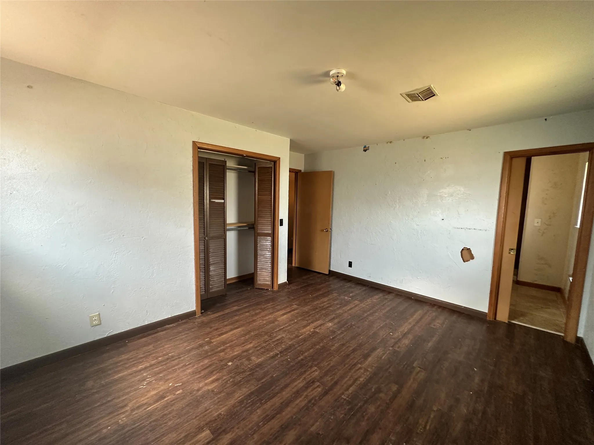 Single Family Residence For Sale in Roberts County , 1308 Lion Street, Miami, Texas 79059, 5 Bedroom, 3 Bathroom, 4 Garage spaces, 5,956 Sqft, built in 1962, mls#21350378, Real Estate Agent in Miami, Homes For Sale in Roberts county, Homes For Sale in Miami, Realtor in Miami Texas, Real Estate Brokerage Independent Realty Texas, Luminita Cordes Realtor