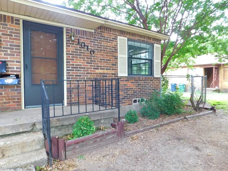 Duplex For Rent in Denton County , 1010 Denton Street, Denton, Texas 76201, 1 Bedroom, 1 Bathroom, Garage spaces, 615 Sqft, built in 1949, mls#21350372, Real Estate Agent in Denton, Homes For Rent in Denton county, Homes For Rent in Denton, Realtor in Denton Texas, Real Estate Brokerage Independent Realty Texas, Luminita Cordes Realtor