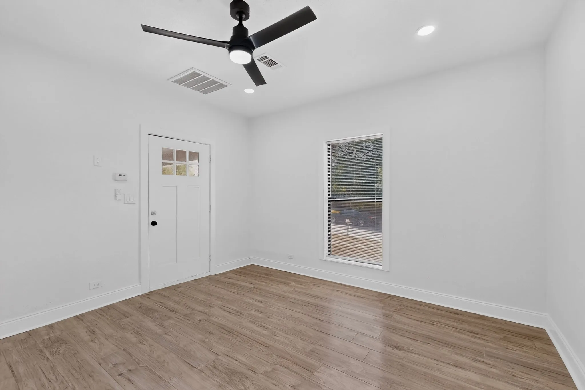 Single Family Residence For Sale in Tarrant County , 2609 Avenue G, Fort Worth, Texas 76105, 3 Bedroom, 1 Bathroom, Garage spaces, 1,092 Sqft, built in 1926, mls#21347363, Real Estate Agent in Fort Worth, Homes For Sale in Tarrant county, Homes For Sale in Fort Worth, Realtor in Fort Worth Texas, Real Estate Brokerage Independent Realty Texas, Luminita Cordes Realtor