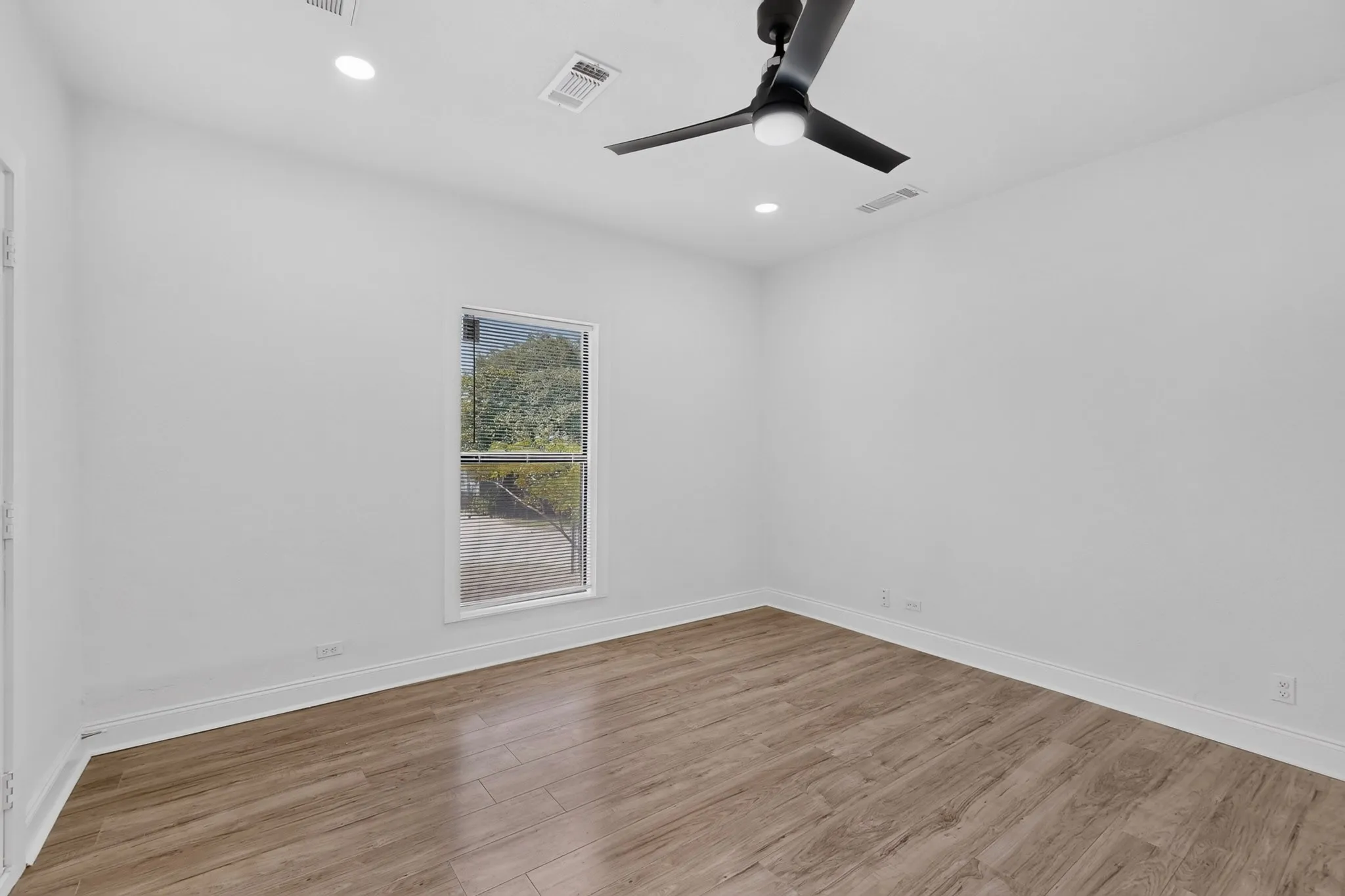Single Family Residence For Sale in Tarrant County , 2609 Avenue G, Fort Worth, Texas 76105, 3 Bedroom, 1 Bathroom, Garage spaces, 1,092 Sqft, built in 1926, mls#21347363, Real Estate Agent in Fort Worth, Homes For Sale in Tarrant county, Homes For Sale in Fort Worth, Realtor in Fort Worth Texas, Real Estate Brokerage Independent Realty Texas, Luminita Cordes Realtor