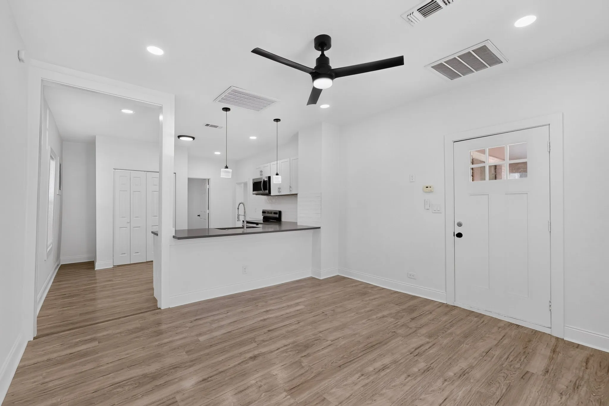 Single Family Residence For Sale in Tarrant County , 2609 Avenue G, Fort Worth, Texas 76105, 3 Bedroom, 1 Bathroom, Garage spaces, 1,092 Sqft, built in 1926, mls#21347363, Real Estate Agent in Fort Worth, Homes For Sale in Tarrant county, Homes For Sale in Fort Worth, Realtor in Fort Worth Texas, Real Estate Brokerage Independent Realty Texas, Luminita Cordes Realtor
