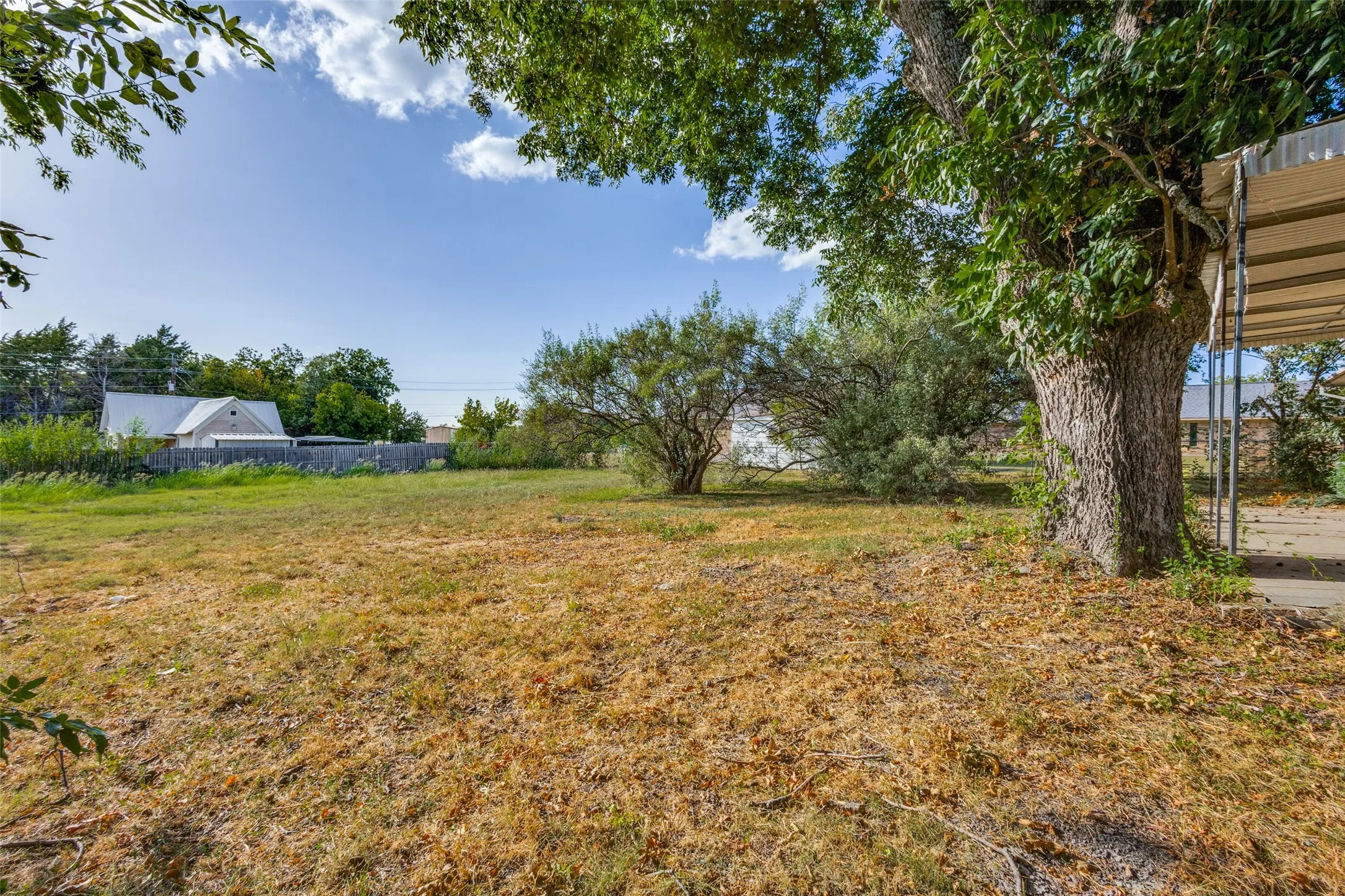 Single Family Residence For Rent in Collin County , 610 S Rike Street, Farmersville, Texas 75442, 3 Bedroom, 2 Bathroom, 1 Garage spaces, 1,318 Sqft, built in 1975, mls#21350392, Real Estate Agent in Farmersville, Homes For Rent in Collin county, Homes For Rent in Farmersville, Realtor in Farmersville Texas, Real Estate Brokerage Independent Realty Texas, Luminita Cordes Realtor