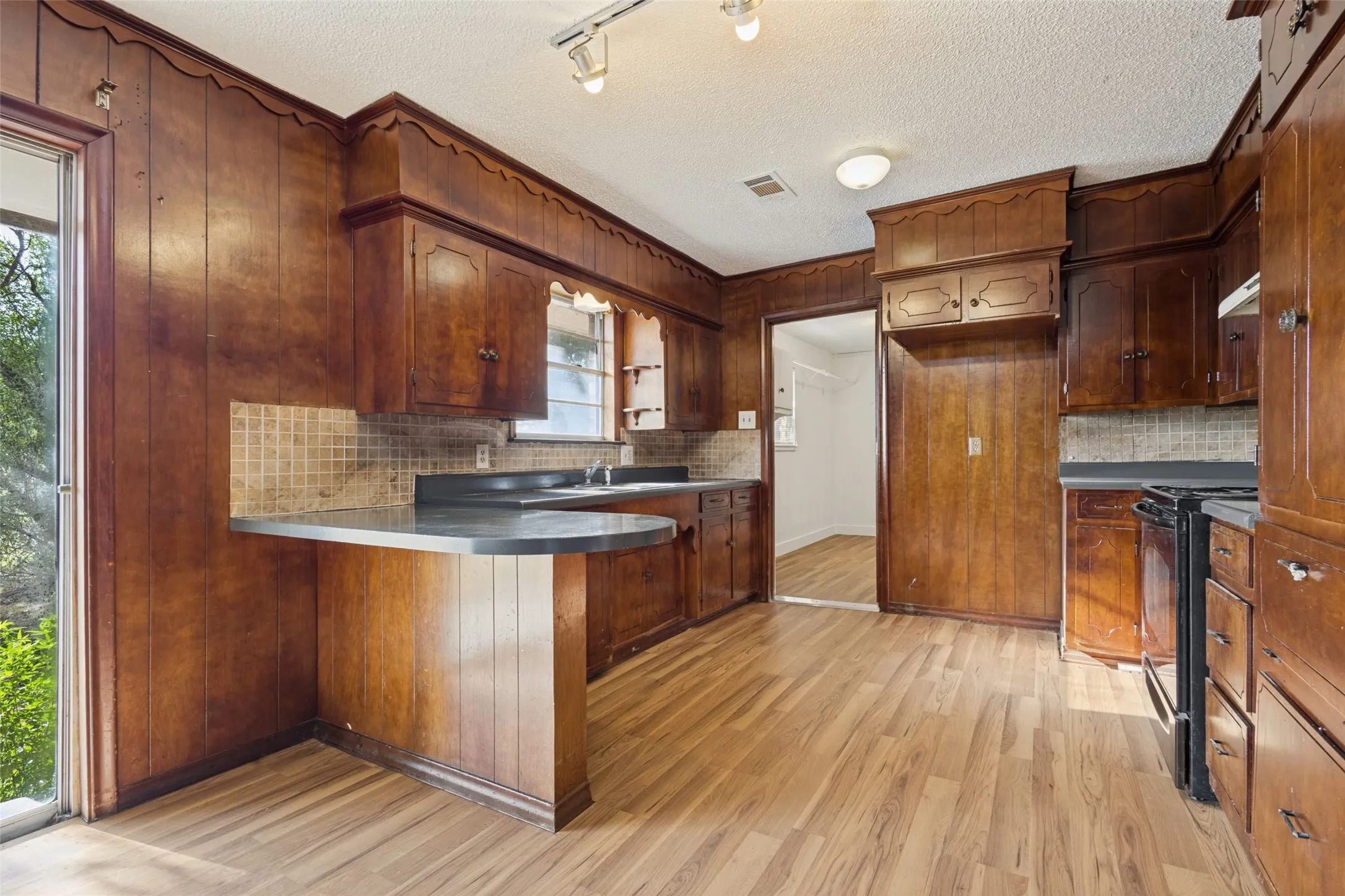 Single Family Residence For Rent in Collin County , 610 S Rike Street, Farmersville, Texas 75442, 3 Bedroom, 2 Bathroom, 1 Garage spaces, 1,318 Sqft, built in 1975, mls#21350392, Real Estate Agent in Farmersville, Homes For Rent in Collin county, Homes For Rent in Farmersville, Realtor in Farmersville Texas, Real Estate Brokerage Independent Realty Texas, Luminita Cordes Realtor