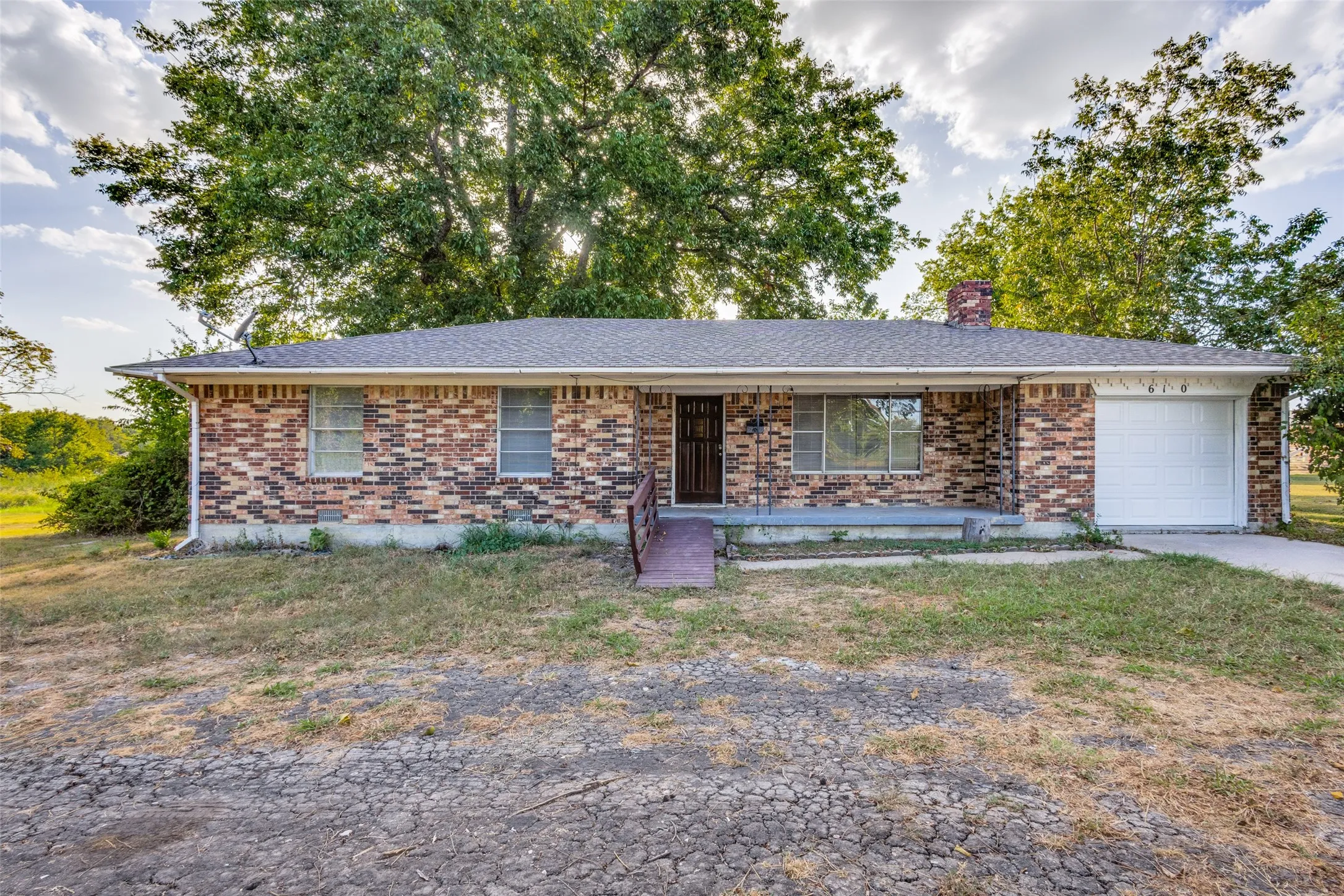 Single Family Residence For Rent in Collin County , 610 S Rike Street, Farmersville, Texas 75442, 3 Bedroom, 2 Bathroom, 1 Garage spaces, 1,318 Sqft, built in 1975, mls#21350392, Real Estate Agent in Farmersville, Homes For Rent in Collin county, Homes For Rent in Farmersville, Realtor in Farmersville Texas, Real Estate Brokerage Independent Realty Texas, Luminita Cordes Realtor