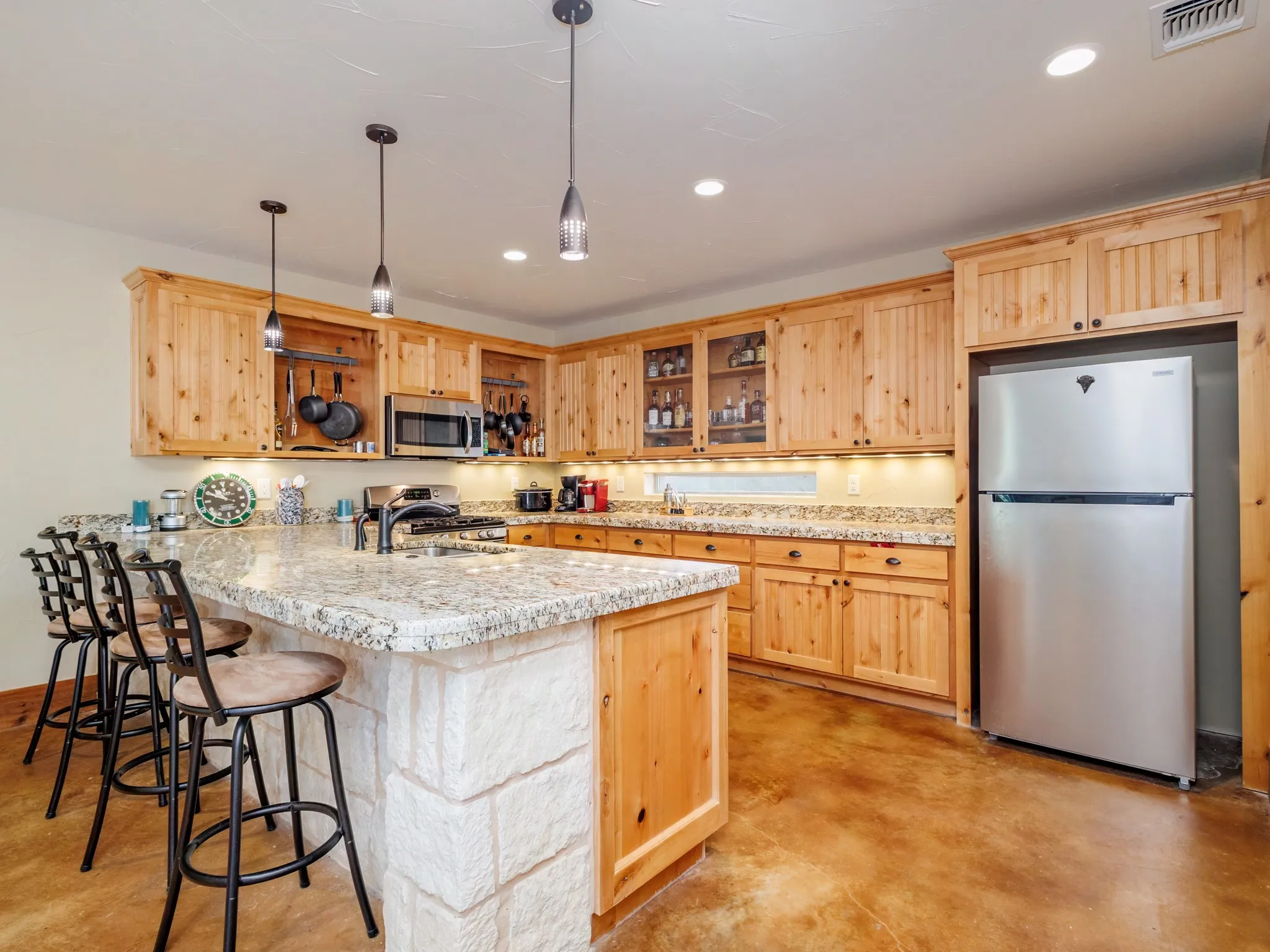 Breakfast bar.  Granite countertops.  Refrigerator conveys.