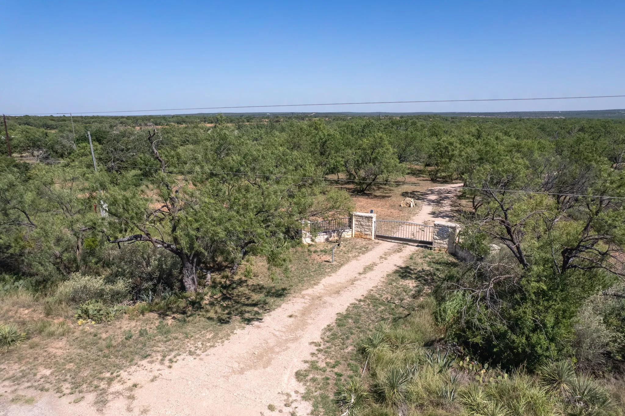 Electric entry Gate!!
Approx 9/10 mile to house