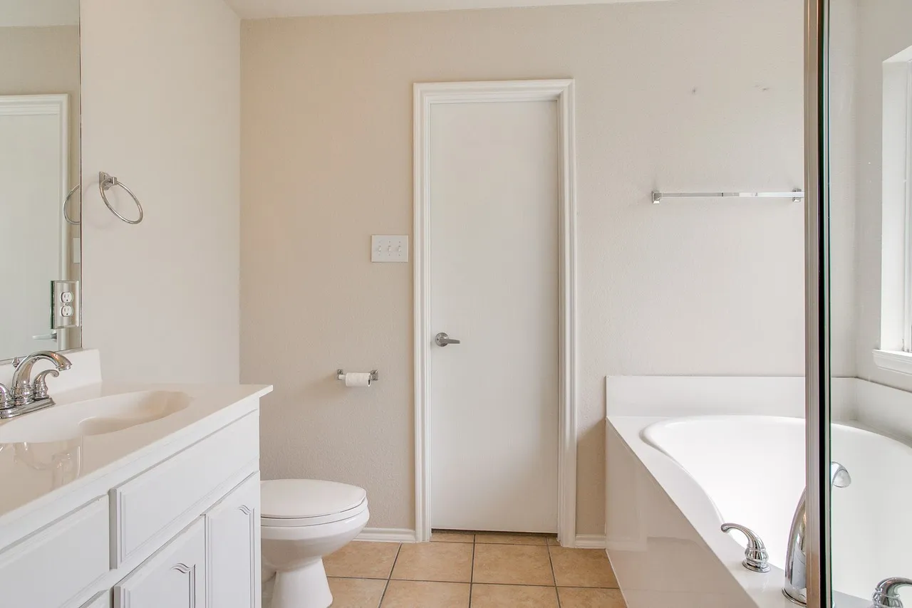 Single Family Residence For Rent in Tarrant County , 5824 Melanie Court, Fort Worth, Texas 76131, 4 Bedrooms, 3 Bathrooms, 2 Garage spaces, 2,459 Sqft, built in 2006, Price $2,350, mls#21350399, Real Estate Agent in Fort Worth, Homes For Rent in Tarrant county, Homes For Rent in Fort Worth, Realtor in Fort Worth Texas, Real Estate Brokerage Independent Realty Texas, Luminita Cordes Realtor