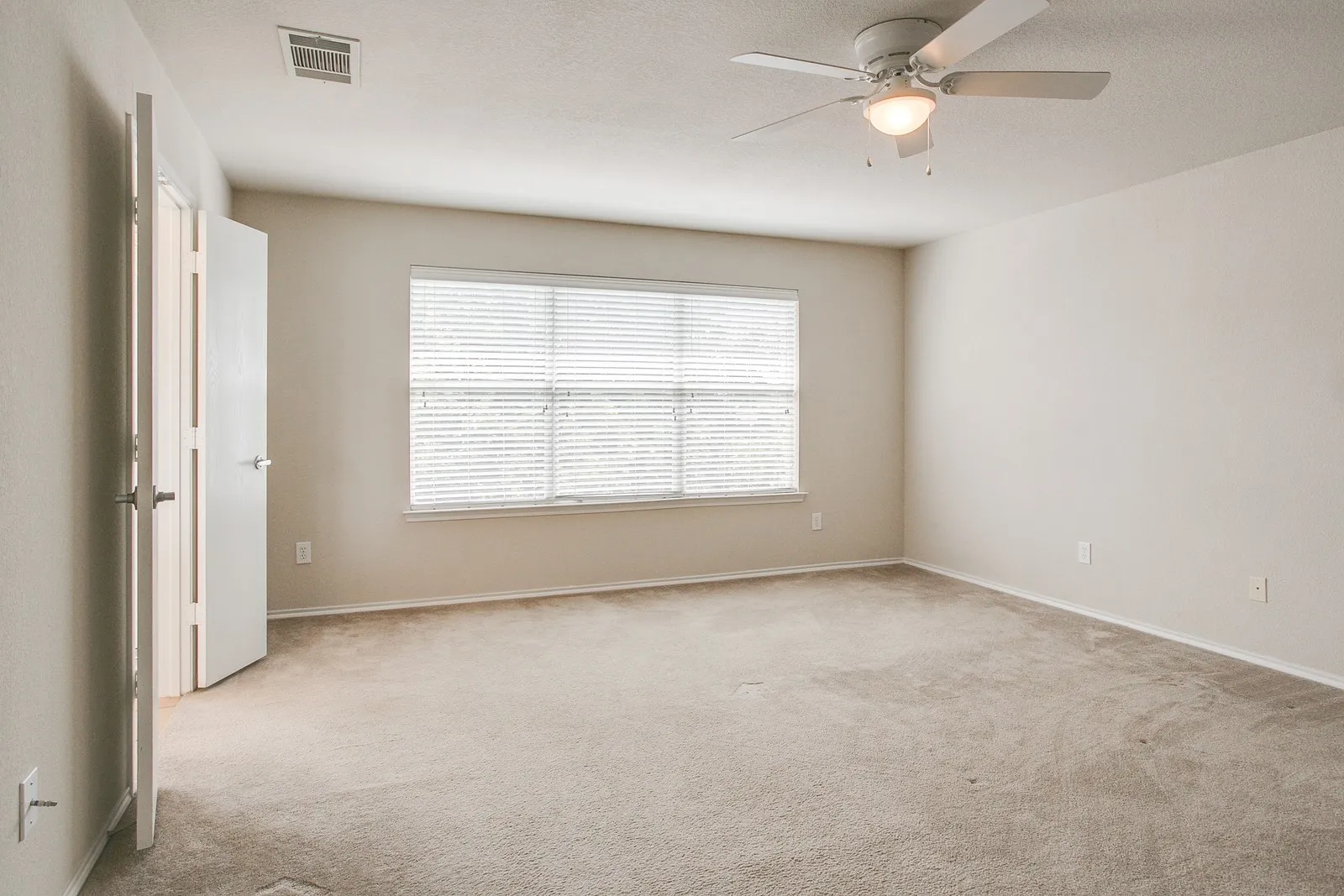 Single Family Residence For Rent in Tarrant County , 5824 Melanie Court, Fort Worth, Texas 76131, 4 Bedrooms, 3 Bathrooms, 2 Garage spaces, 2,459 Sqft, built in 2006, Price $2,350, mls#21350399, Real Estate Agent in Fort Worth, Homes For Rent in Tarrant county, Homes For Rent in Fort Worth, Realtor in Fort Worth Texas, Real Estate Brokerage Independent Realty Texas, Luminita Cordes Realtor