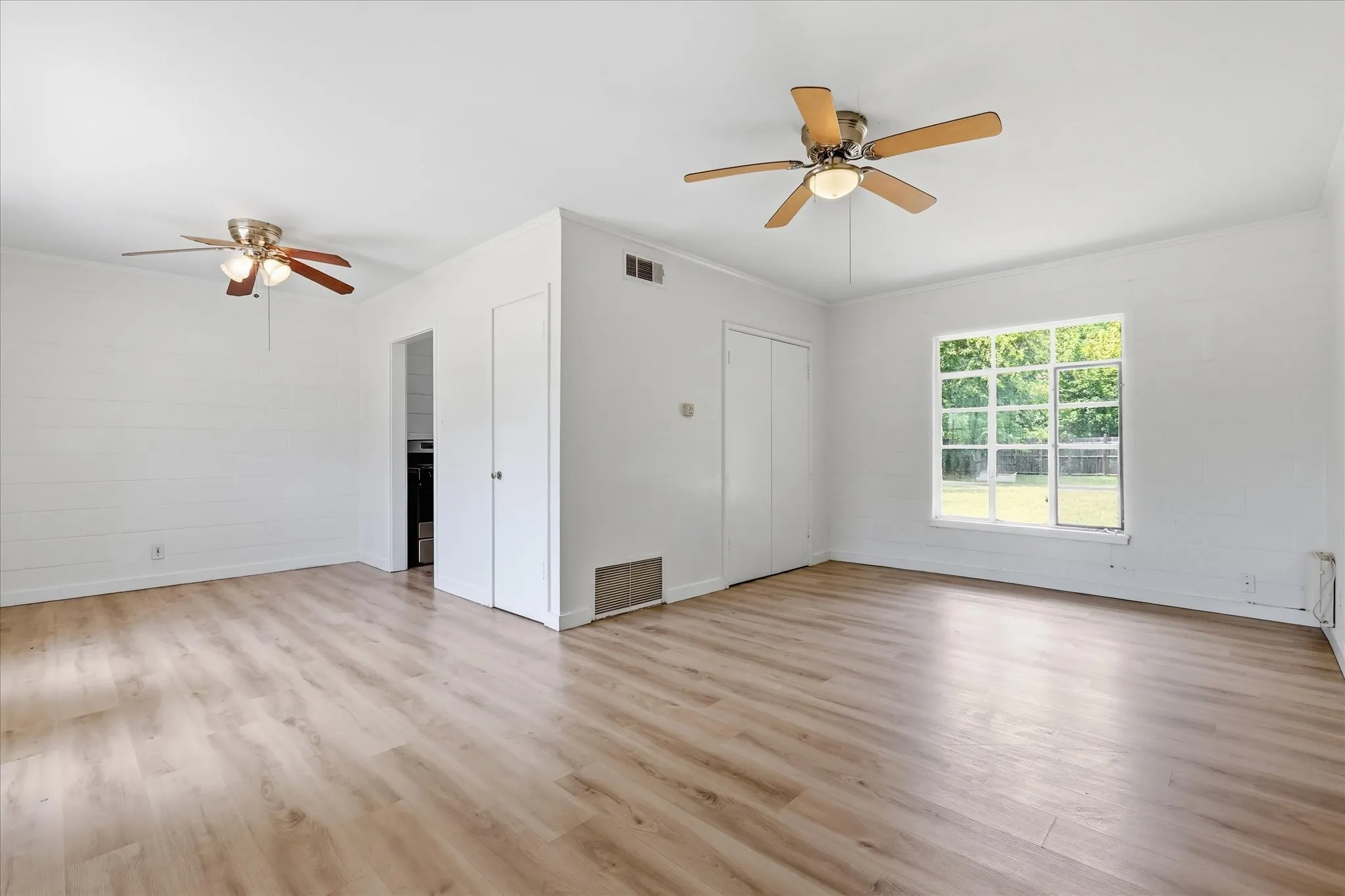 Single Family Residence For Sale in Denton County , 610 Crescent Street, Denton, Texas 76201, 2 Bedroom, 1 Bathroom, Garage spaces, 904 Sqft, built in 1949, mls#21350095, Real Estate Agent in Denton, Homes For Sale in Denton county, Homes For Sale in Denton, Realtor in Denton Texas, Real Estate Brokerage Independent Realty Texas, Luminita Cordes Realtor