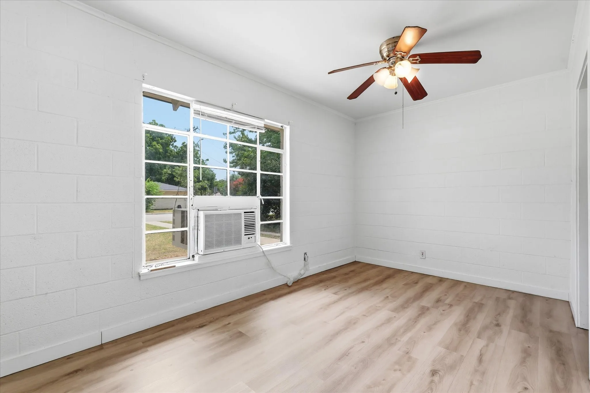 Single Family Residence For Sale in Denton County , 610 Crescent Street, Denton, Texas 76201, 2 Bedroom, 1 Bathroom, Garage spaces, 904 Sqft, built in 1949, mls#21350095, Real Estate Agent in Denton, Homes For Sale in Denton county, Homes For Sale in Denton, Realtor in Denton Texas, Real Estate Brokerage Independent Realty Texas, Luminita Cordes Realtor