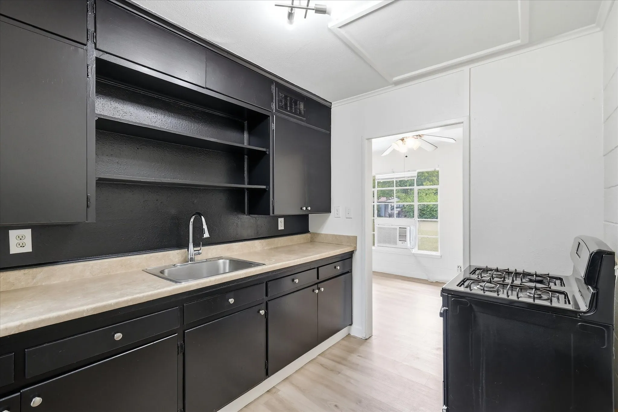 Single Family Residence For Sale in Denton County , 610 Crescent Street, Denton, Texas 76201, 2 Bedroom, 1 Bathroom, Garage spaces, 904 Sqft, built in 1949, mls#21350095, Real Estate Agent in Denton, Homes For Sale in Denton county, Homes For Sale in Denton, Realtor in Denton Texas, Real Estate Brokerage Independent Realty Texas, Luminita Cordes Realtor