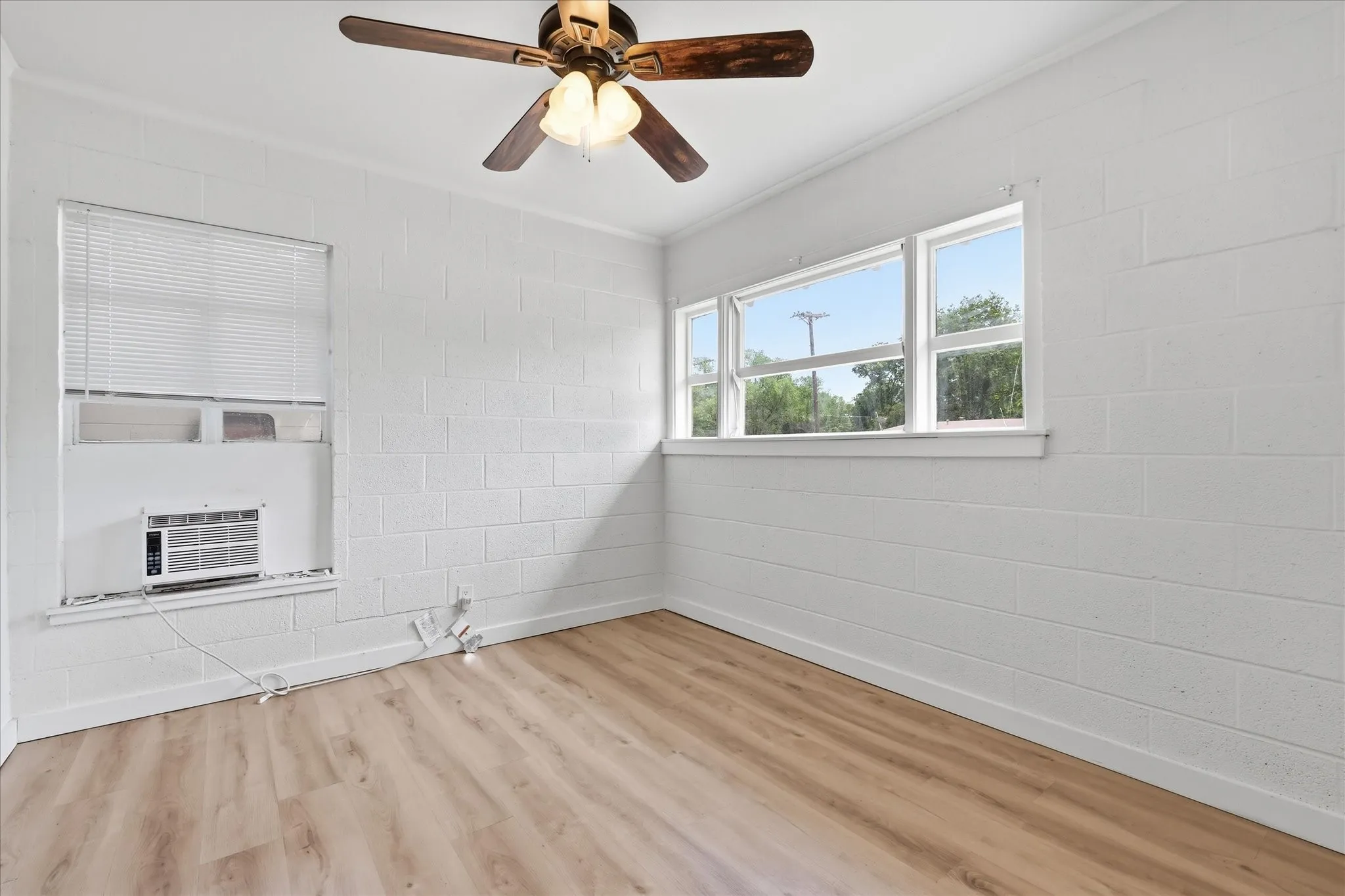 Single Family Residence For Sale in Denton County , 610 Crescent Street, Denton, Texas 76201, 2 Bedroom, 1 Bathroom, Garage spaces, 904 Sqft, built in 1949, mls#21350095, Real Estate Agent in Denton, Homes For Sale in Denton county, Homes For Sale in Denton, Realtor in Denton Texas, Real Estate Brokerage Independent Realty Texas, Luminita Cordes Realtor