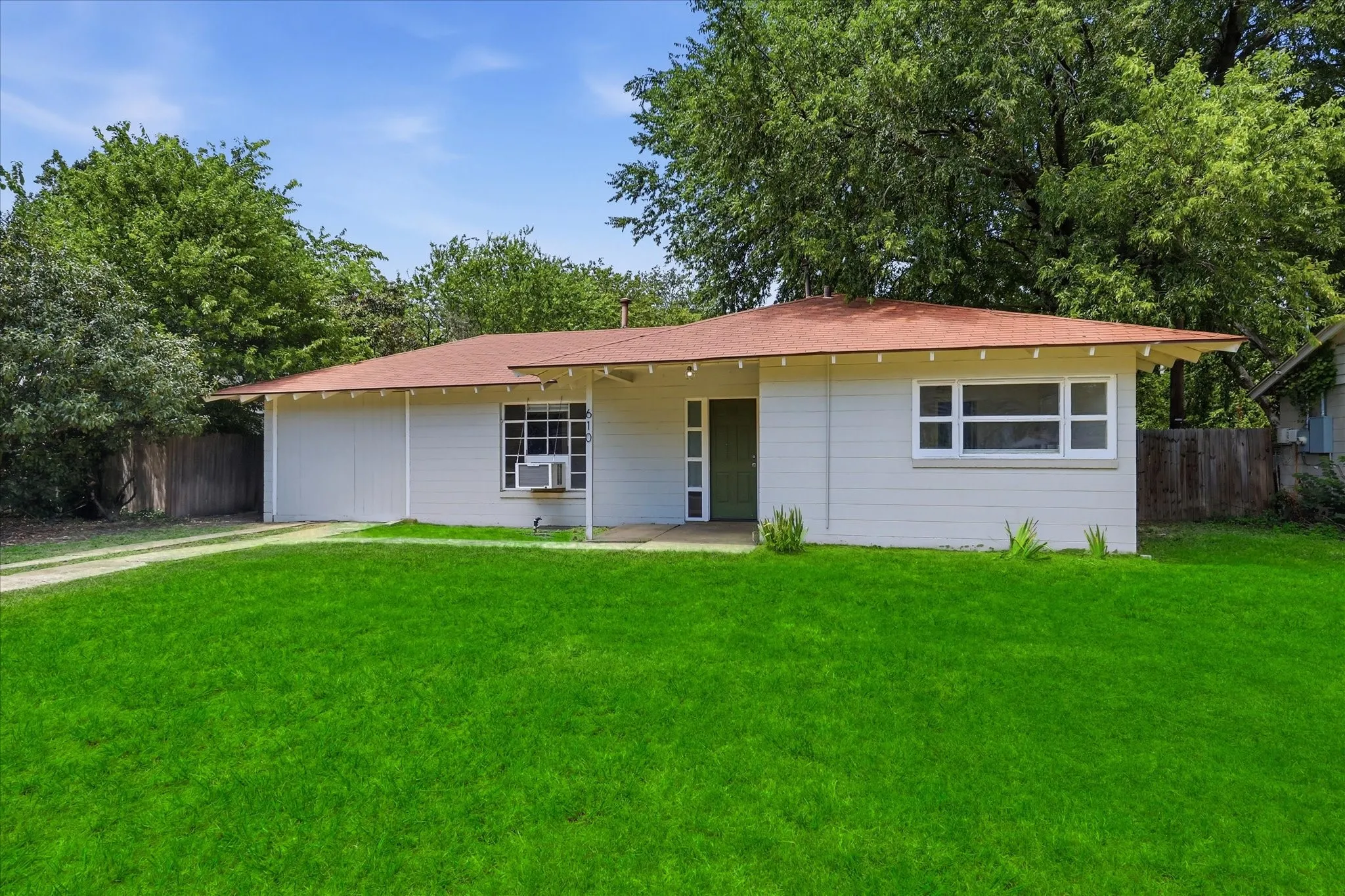 Single Family Residence For Sale in Denton County , 610 Crescent Street, Denton, Texas 76201, 2 Bedroom, 1 Bathroom, Garage spaces, 904 Sqft, built in 1949, mls#21350095, Real Estate Agent in Denton, Homes For Sale in Denton county, Homes For Sale in Denton, Realtor in Denton Texas, Real Estate Brokerage Independent Realty Texas, Luminita Cordes Realtor