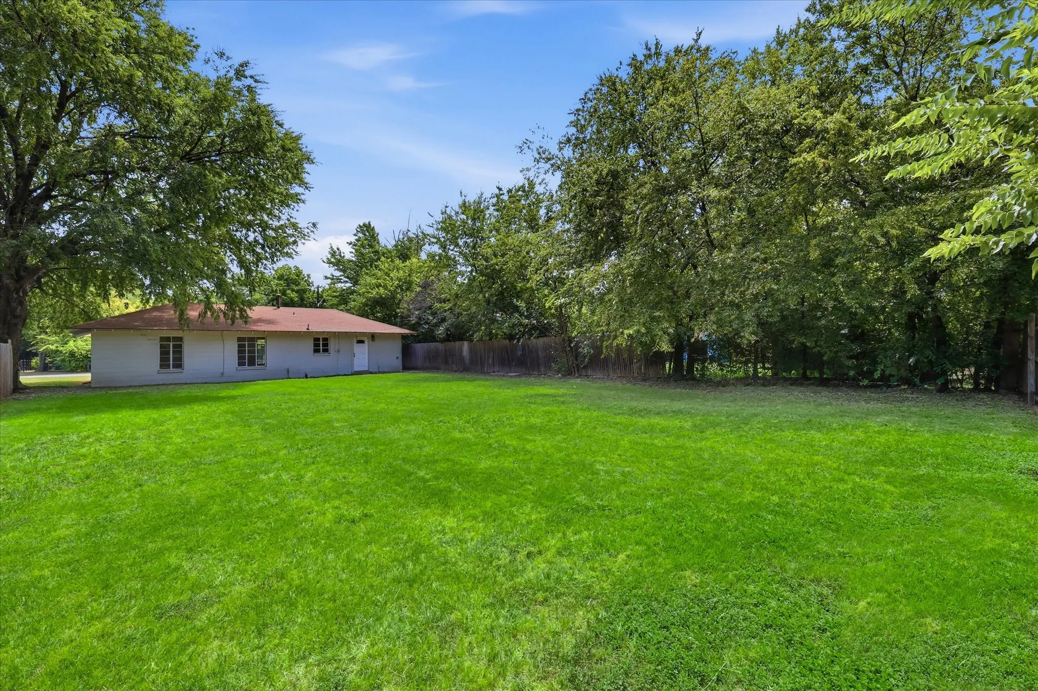 Single Family Residence For Sale in Denton County , 610 Crescent Street, Denton, Texas 76201, 2 Bedroom, 1 Bathroom, Garage spaces, 904 Sqft, built in 1949, mls#21350095, Real Estate Agent in Denton, Homes For Sale in Denton county, Homes For Sale in Denton, Realtor in Denton Texas, Real Estate Brokerage Independent Realty Texas, Luminita Cordes Realtor