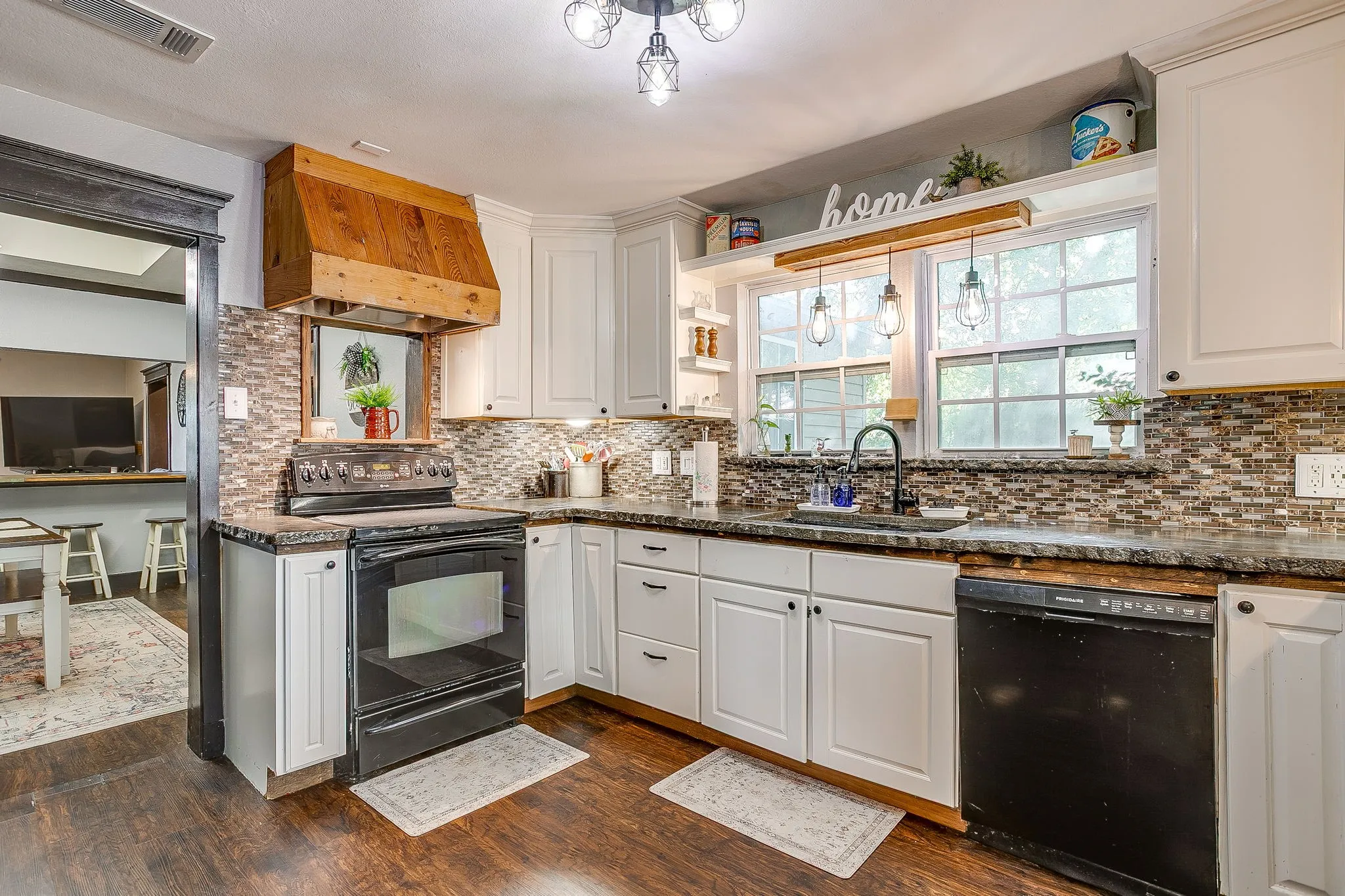 Single Family Residence For Sale in Palo Pinto County , 515 SW 13th Street, Mineral Wells, Texas 76067, 4 Bedrooms, 2 Bathrooms, 1 Garage spaces, 2,845 Sqft, built in 1940, Price $249,000, mls#21348942, Real Estate Agent in Mineral Wells, Homes For Sale in Palo Pinto county, Homes For Sale in Mineral Wells, Realtor in Mineral Wells Texas, Real Estate Brokerage Independent Realty Texas, Luminita Cordes Realtor