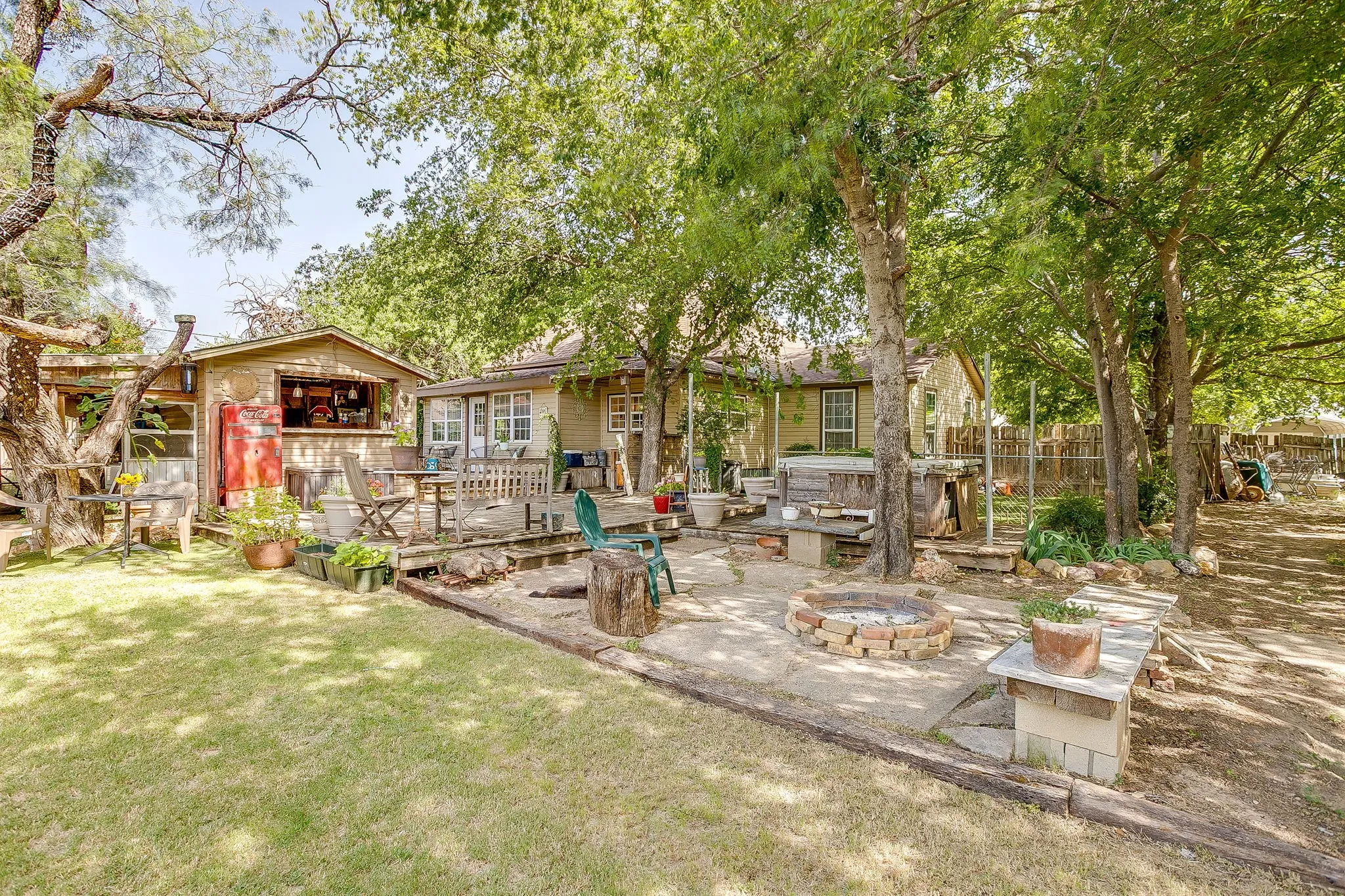 Single Family Residence For Sale in Palo Pinto County , 515 SW 13th Street, Mineral Wells, Texas 76067, 4 Bedrooms, 2 Bathrooms, 1 Garage spaces, 2,845 Sqft, built in 1940, Price $249,000, mls#21348942, Real Estate Agent in Mineral Wells, Homes For Sale in Palo Pinto county, Homes For Sale in Mineral Wells, Realtor in Mineral Wells Texas, Real Estate Brokerage Independent Realty Texas, Luminita Cordes Realtor