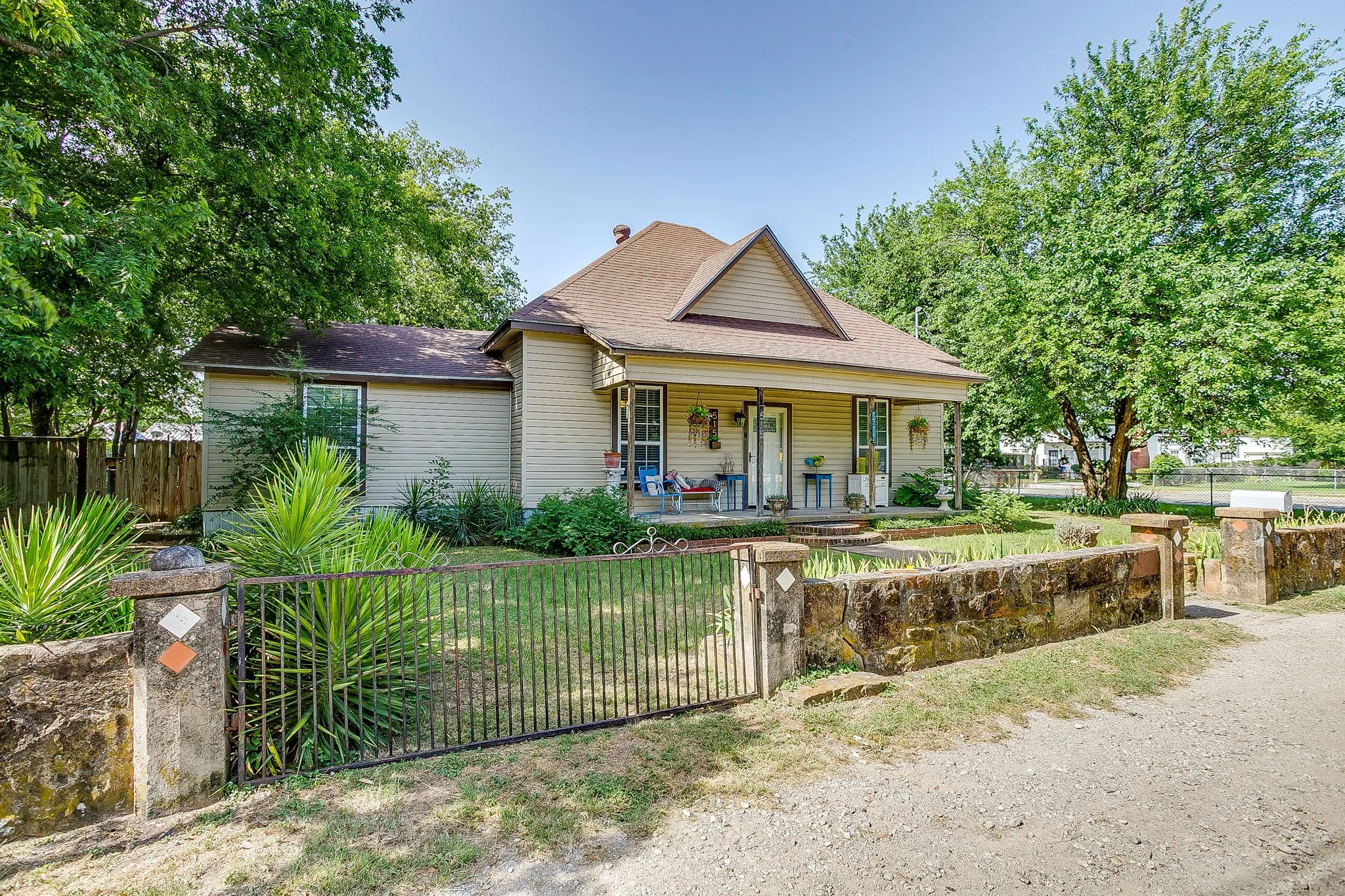 Single Family Residence For Sale in Palo Pinto County , 515 SW 13th Street, Mineral Wells, Texas 76067, 4 Bedrooms, 2 Bathrooms, 1 Garage spaces, 2,845 Sqft, built in 1940, Price $249,000, mls#21348942, Real Estate Agent in Mineral Wells, Homes For Sale in Palo Pinto county, Homes For Sale in Mineral Wells, Realtor in Mineral Wells Texas, Real Estate Brokerage Independent Realty Texas, Luminita Cordes Realtor