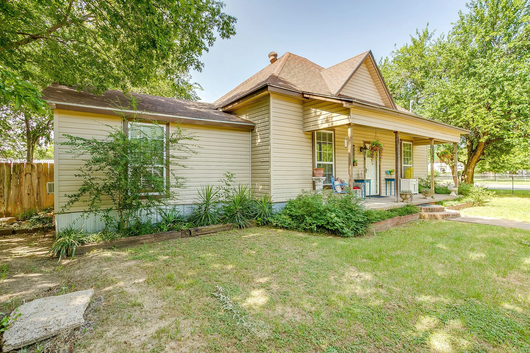 Single Family Residence For Sale in Palo Pinto County , 515 SW 13th Street, Mineral Wells, Texas 76067, 4 Bedrooms, 2 Bathrooms, 1 Garage spaces, 2,845 Sqft, built in 1940, Price $249,000, mls#21348942, Real Estate Agent in Mineral Wells, Homes For Sale in Palo Pinto county, Homes For Sale in Mineral Wells, Realtor in Mineral Wells Texas, Real Estate Brokerage Independent Realty Texas, Luminita Cordes Realtor