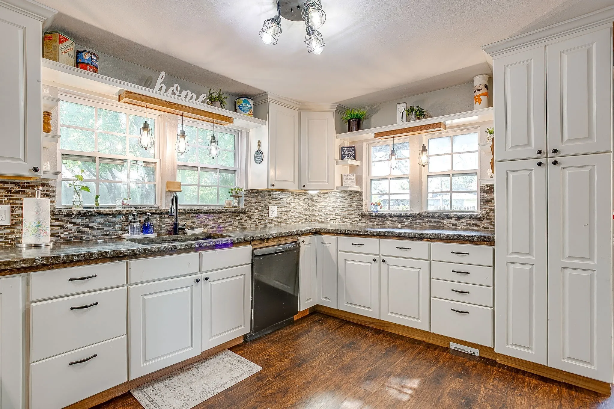 Single Family Residence For Sale in Palo Pinto County , 515 SW 13th Street, Mineral Wells, Texas 76067, 4 Bedrooms, 2 Bathrooms, 1 Garage spaces, 2,845 Sqft, built in 1940, Price $249,000, mls#21348942, Real Estate Agent in Mineral Wells, Homes For Sale in Palo Pinto county, Homes For Sale in Mineral Wells, Realtor in Mineral Wells Texas, Real Estate Brokerage Independent Realty Texas, Luminita Cordes Realtor