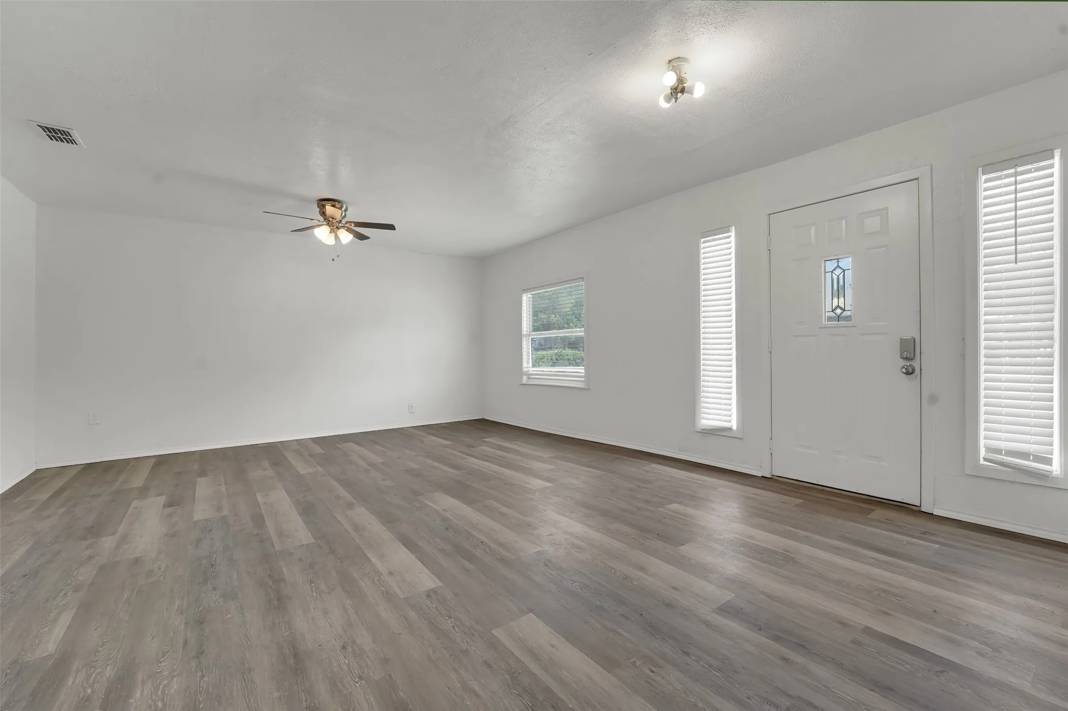 Single Family Residence For Rent in Dallas County , 2682 Wasina Drive, Farmers Branch, Texas 75234, 3 Bedroom, 2 Bathroom, 2 Garage spaces, 1,144 Sqft, built in 1955, mls#21350422, Real Estate Agent in Farmers Branch, Homes For Rent in Dallas county, Homes For Rent in Farmers Branch, Realtor in Farmers Branch Texas, Real Estate Brokerage Independent Realty Texas, Luminita Cordes Realtor