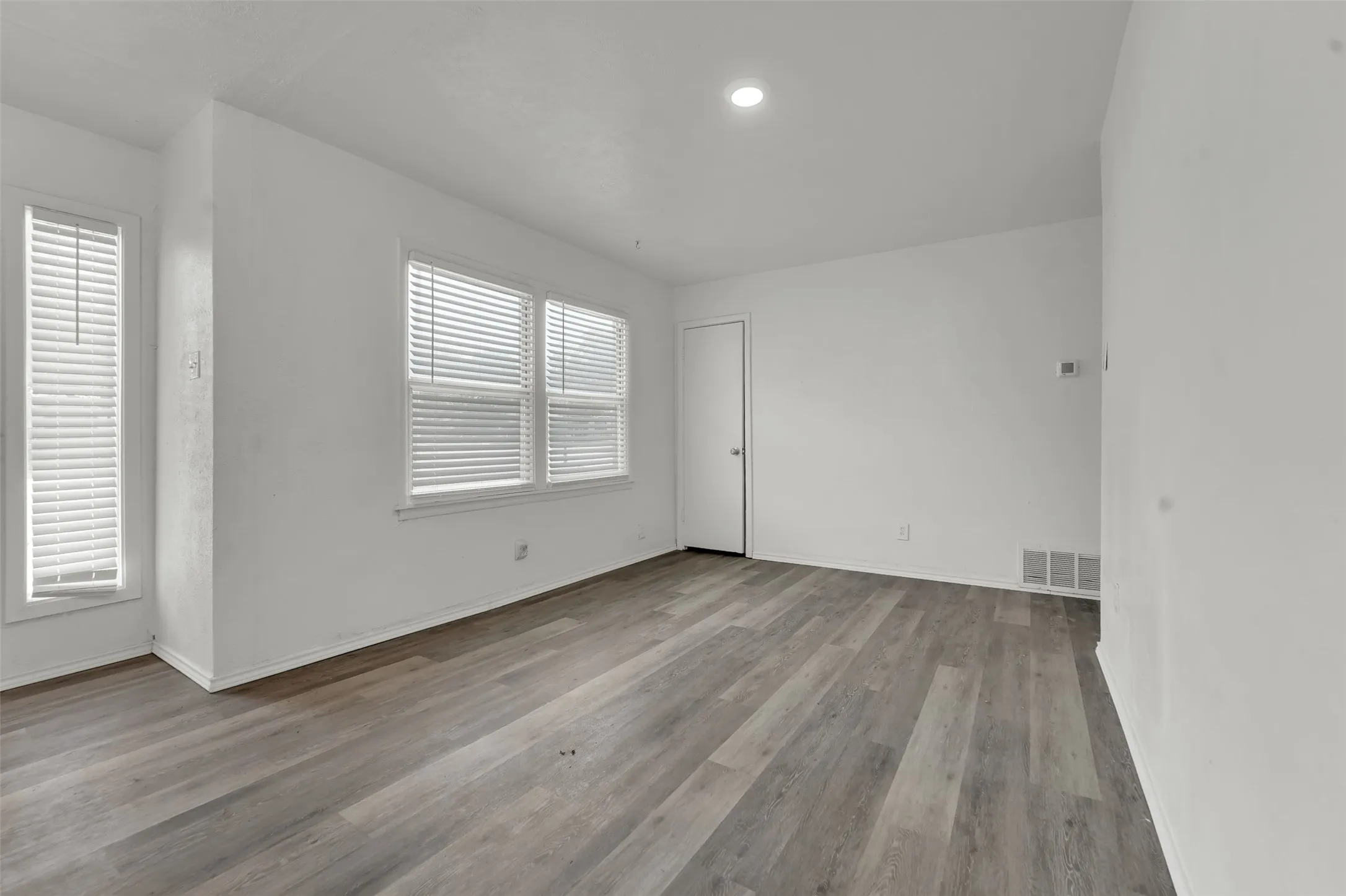 Single Family Residence For Rent in Dallas County , 2682 Wasina Drive, Farmers Branch, Texas 75234, 3 Bedroom, 2 Bathroom, 2 Garage spaces, 1,144 Sqft, built in 1955, mls#21350422, Real Estate Agent in Farmers Branch, Homes For Rent in Dallas county, Homes For Rent in Farmers Branch, Realtor in Farmers Branch Texas, Real Estate Brokerage Independent Realty Texas, Luminita Cordes Realtor
