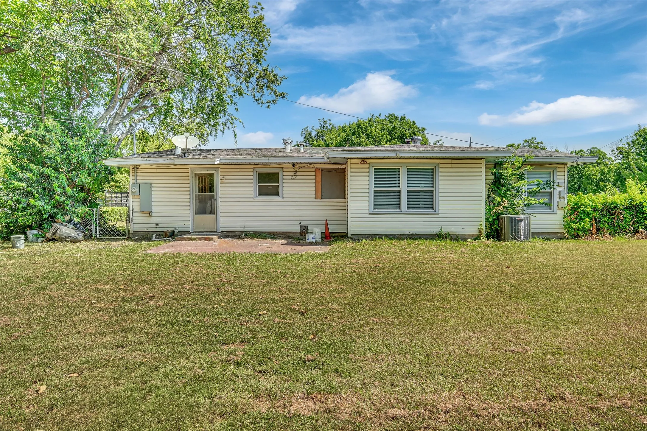 Single Family Residence For Rent in Dallas County , 2682 Wasina Drive, Farmers Branch, Texas 75234, 3 Bedroom, 2 Bathroom, 2 Garage spaces, 1,144 Sqft, built in 1955, mls#21350422, Real Estate Agent in Farmers Branch, Homes For Rent in Dallas county, Homes For Rent in Farmers Branch, Realtor in Farmers Branch Texas, Real Estate Brokerage Independent Realty Texas, Luminita Cordes Realtor