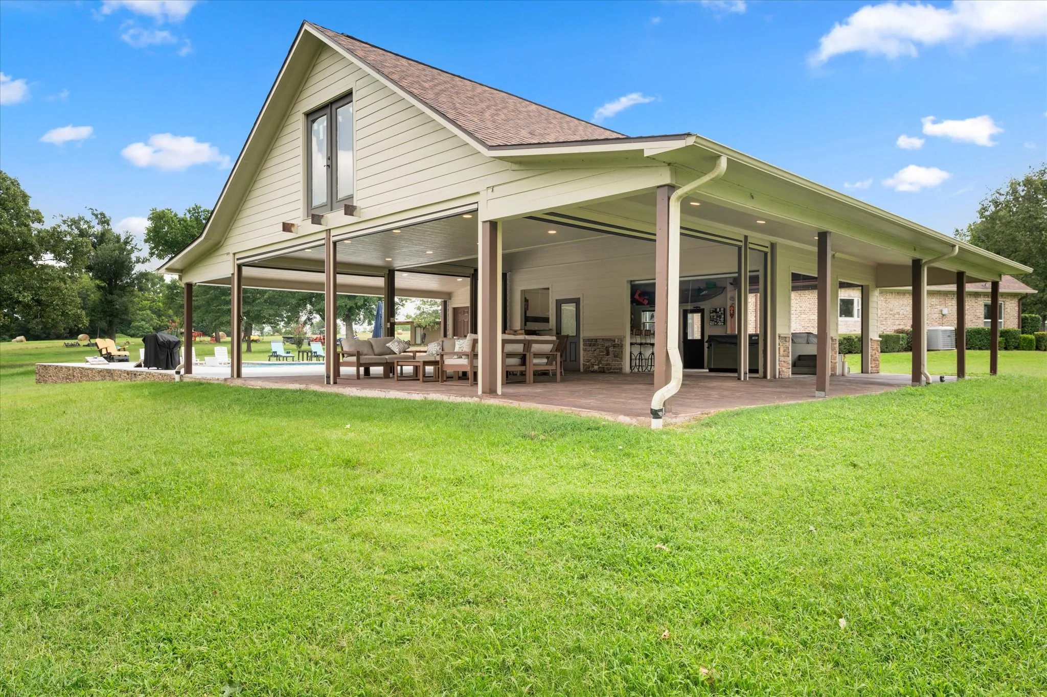 Farm For Sale in Titus County , 7267 E Texas Highway 49 Highway, Mt Pleasant, Texas 75455, 4 Bedrooms, 2 Bathrooms, 3 Garage spaces, 3,427 Sqft, built in 2009, Price $1,479,900, mls#21349865, Real Estate Agent in Mt Pleasant, Homes For Sale in Titus county, Homes For Sale in Mt Pleasant, Realtor in Mt Pleasant Texas, Real Estate Brokerage Independent Realty Texas, Luminita Cordes Realtor