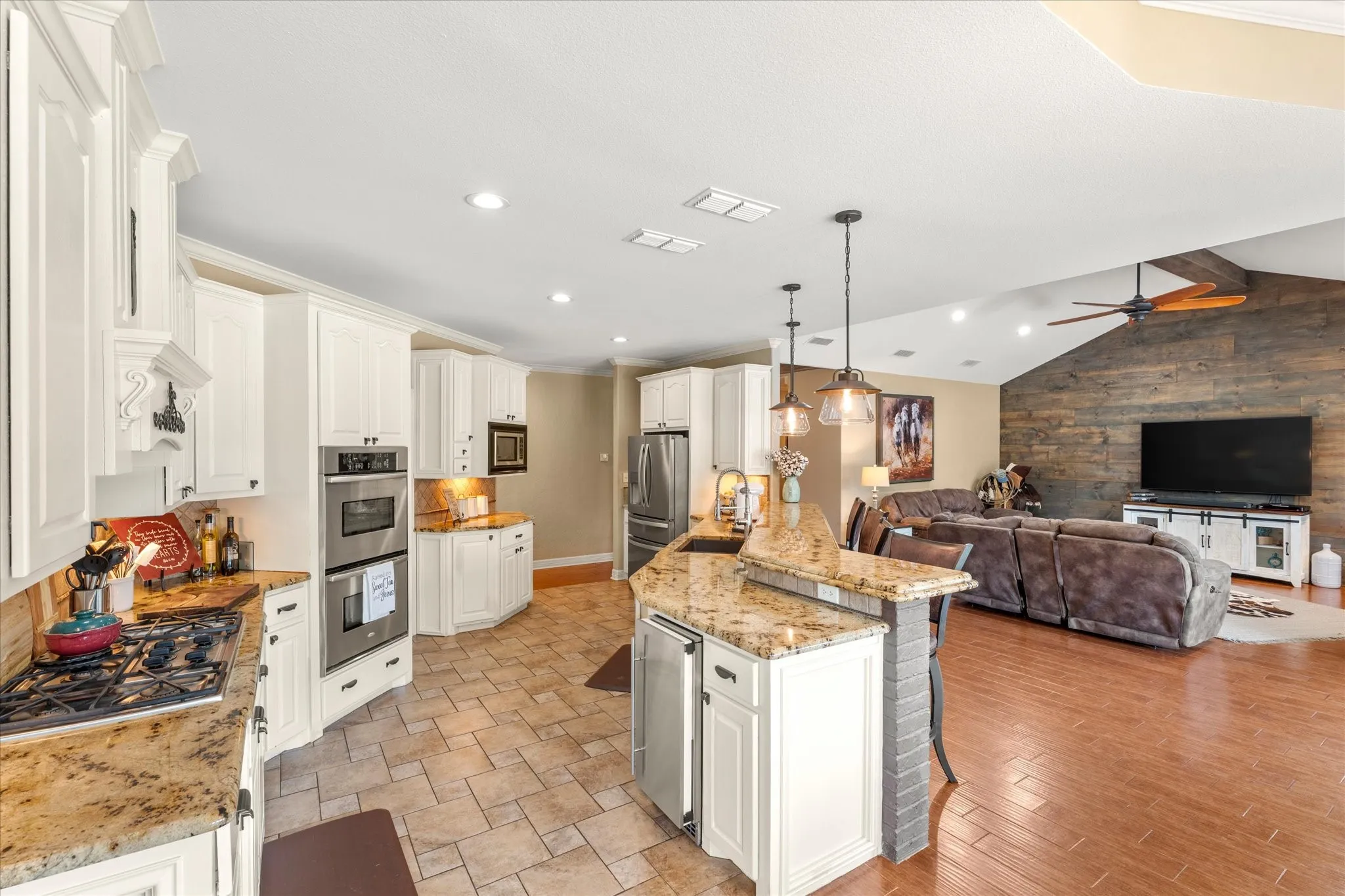 Farm For Sale in Titus County , 7267 E Texas Highway 49 Highway, Mt Pleasant, Texas 75455, 4 Bedrooms, 2 Bathrooms, 3 Garage spaces, 3,427 Sqft, built in 2009, Price $1,479,900, mls#21349865, Real Estate Agent in Mt Pleasant, Homes For Sale in Titus county, Homes For Sale in Mt Pleasant, Realtor in Mt Pleasant Texas, Real Estate Brokerage Independent Realty Texas, Luminita Cordes Realtor