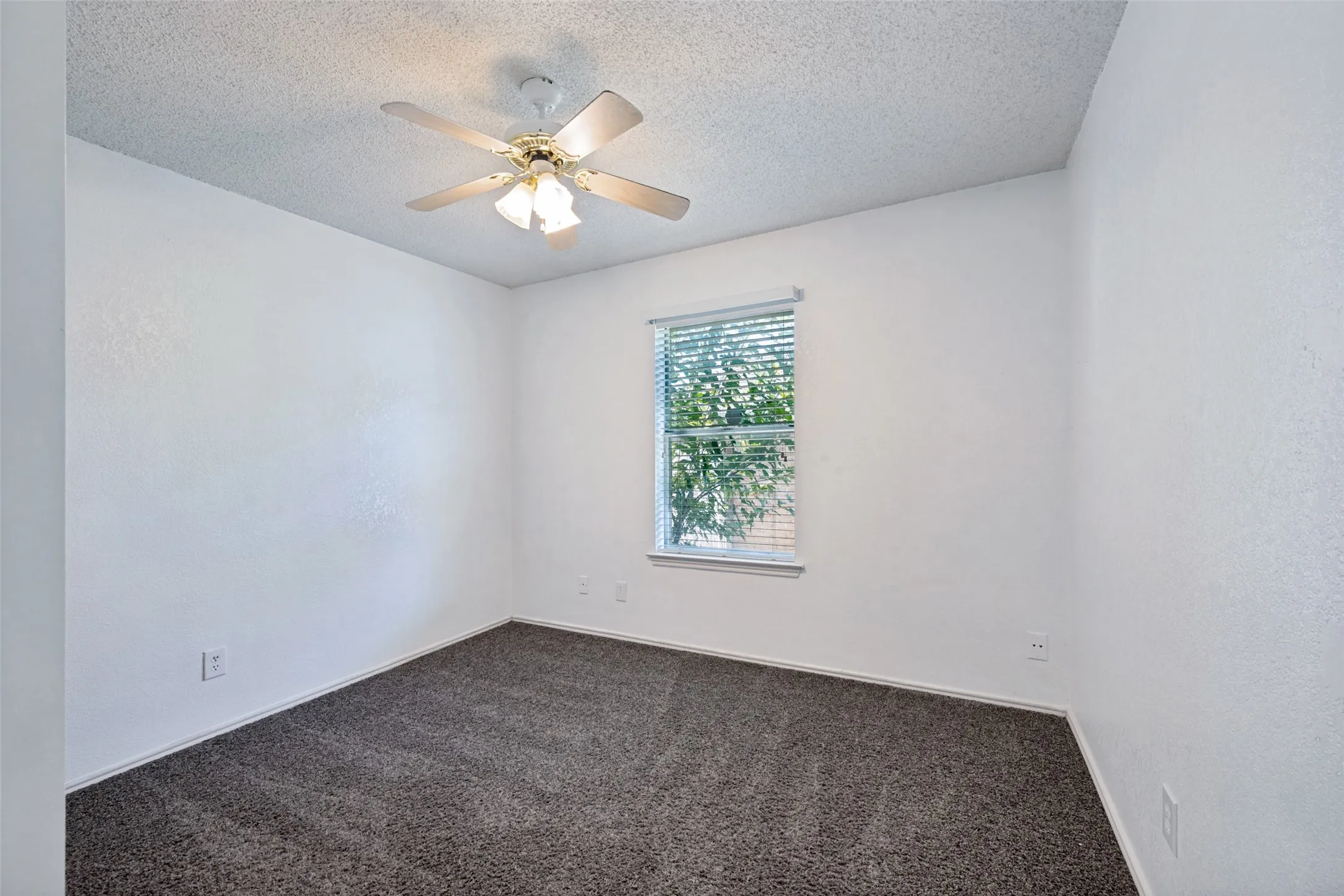 Single Family Residence For Sale in Tarrant County , 9008 Topperwind Court, Fort Worth, Texas 76134, 3 Bedroom, 2 Bathroom, 2 Garage spaces, 1,511 Sqft, built in 1987, mls#21349502, Real Estate Agent in Fort Worth, Homes For Sale in Tarrant county, Homes For Sale in Fort Worth, Realtor in Fort Worth Texas, Real Estate Brokerage Independent Realty Texas, Luminita Cordes Realtor