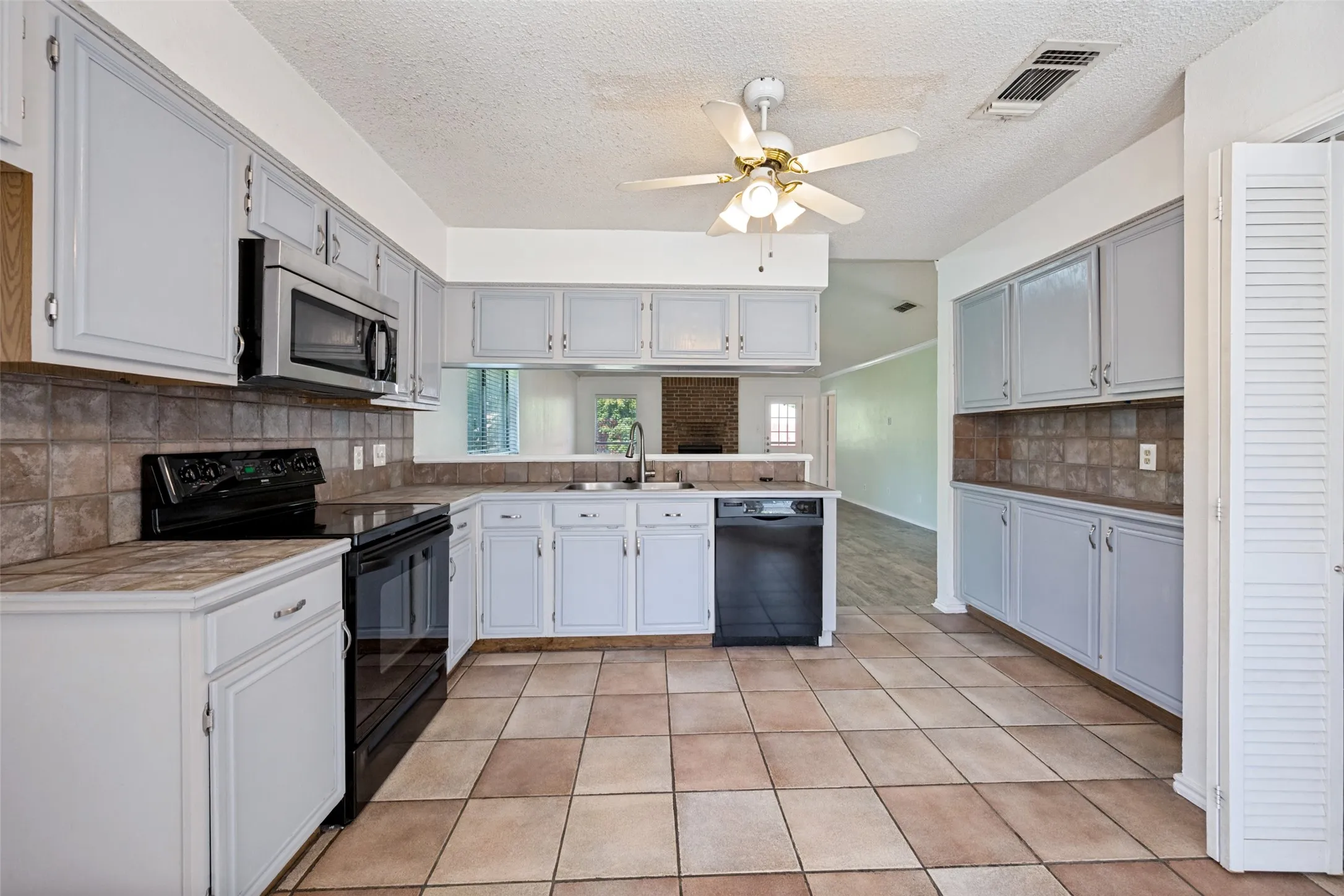 Single Family Residence For Sale in Tarrant County , 9008 Topperwind Court, Fort Worth, Texas 76134, 3 Bedroom, 2 Bathroom, 2 Garage spaces, 1,511 Sqft, built in 1987, mls#21349502, Real Estate Agent in Fort Worth, Homes For Sale in Tarrant county, Homes For Sale in Fort Worth, Realtor in Fort Worth Texas, Real Estate Brokerage Independent Realty Texas, Luminita Cordes Realtor
