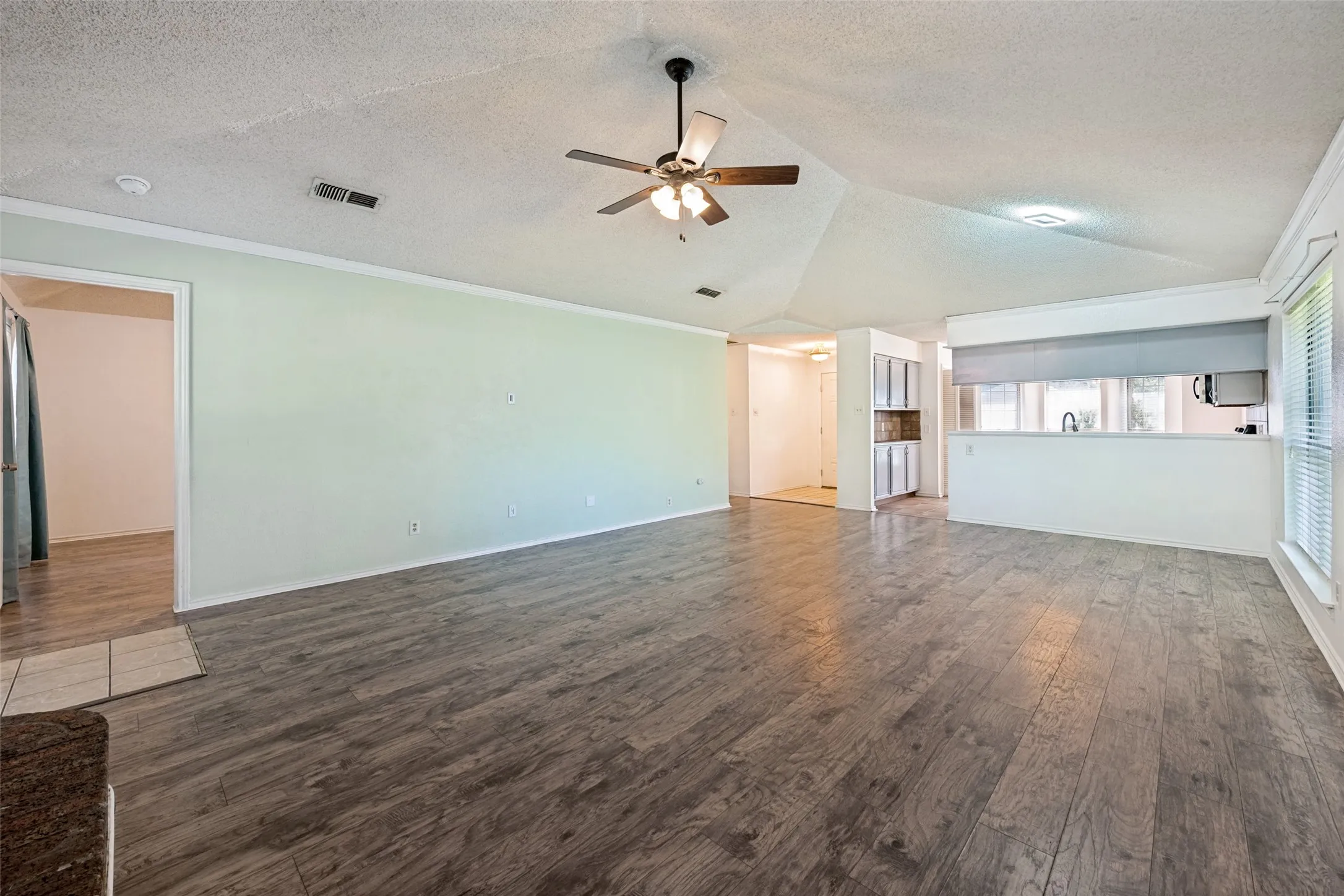 Single Family Residence For Sale in Tarrant County , 9008 Topperwind Court, Fort Worth, Texas 76134, 3 Bedroom, 2 Bathroom, 2 Garage spaces, 1,511 Sqft, built in 1987, mls#21349502, Real Estate Agent in Fort Worth, Homes For Sale in Tarrant county, Homes For Sale in Fort Worth, Realtor in Fort Worth Texas, Real Estate Brokerage Independent Realty Texas, Luminita Cordes Realtor