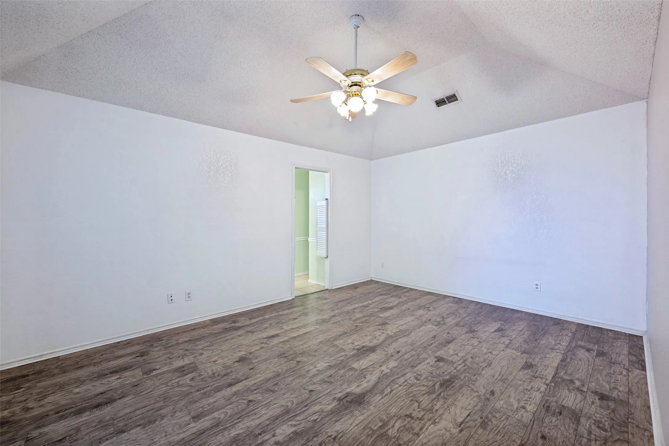 Single Family Residence For Sale in Tarrant County , 9008 Topperwind Court, Fort Worth, Texas 76134, 3 Bedroom, 2 Bathroom, 2 Garage spaces, 1,511 Sqft, built in 1987, mls#21349502, Real Estate Agent in Fort Worth, Homes For Sale in Tarrant county, Homes For Sale in Fort Worth, Realtor in Fort Worth Texas, Real Estate Brokerage Independent Realty Texas, Luminita Cordes Realtor