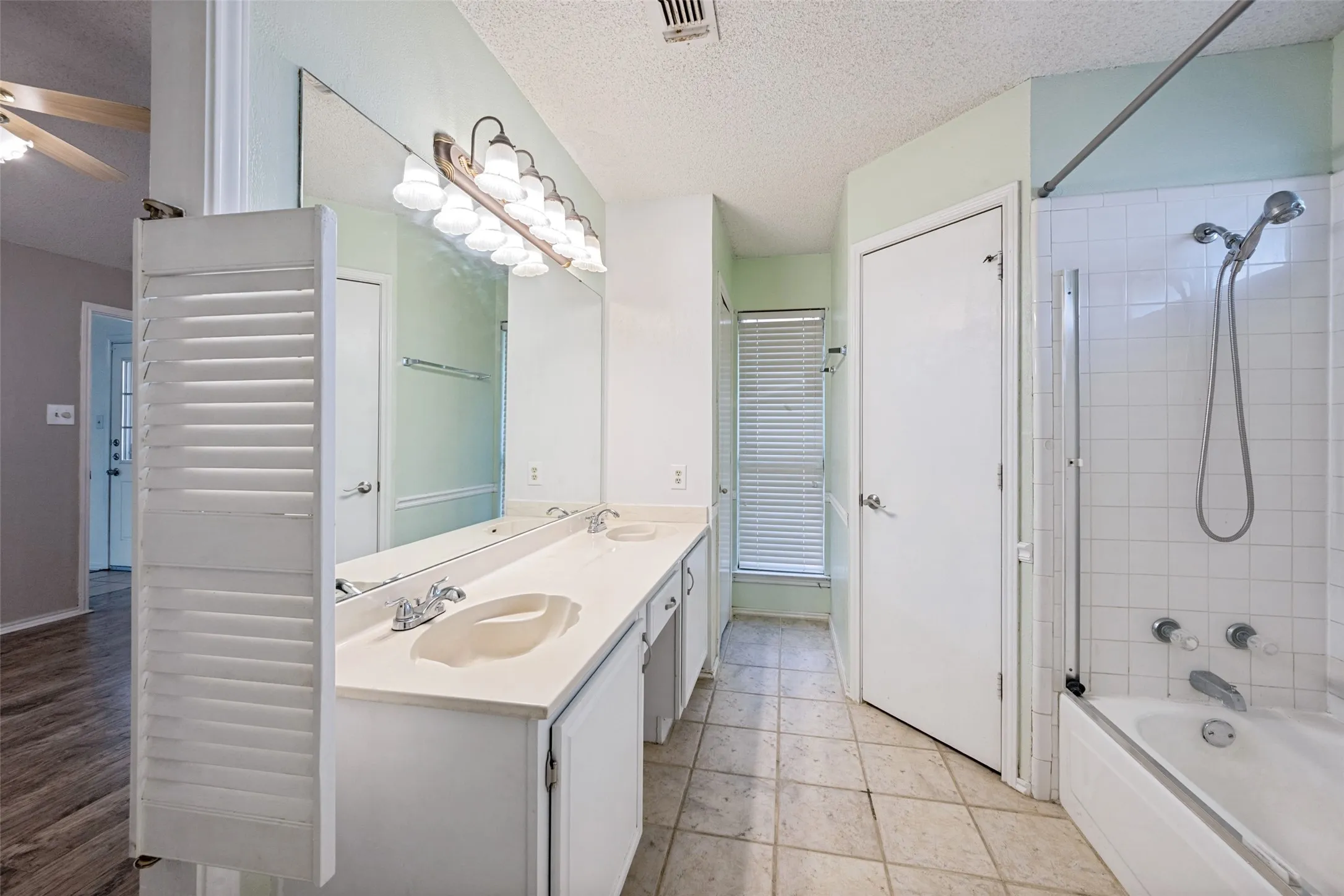 Single Family Residence For Sale in Tarrant County , 9008 Topperwind Court, Fort Worth, Texas 76134, 3 Bedroom, 2 Bathroom, 2 Garage spaces, 1,511 Sqft, built in 1987, mls#21349502, Real Estate Agent in Fort Worth, Homes For Sale in Tarrant county, Homes For Sale in Fort Worth, Realtor in Fort Worth Texas, Real Estate Brokerage Independent Realty Texas, Luminita Cordes Realtor