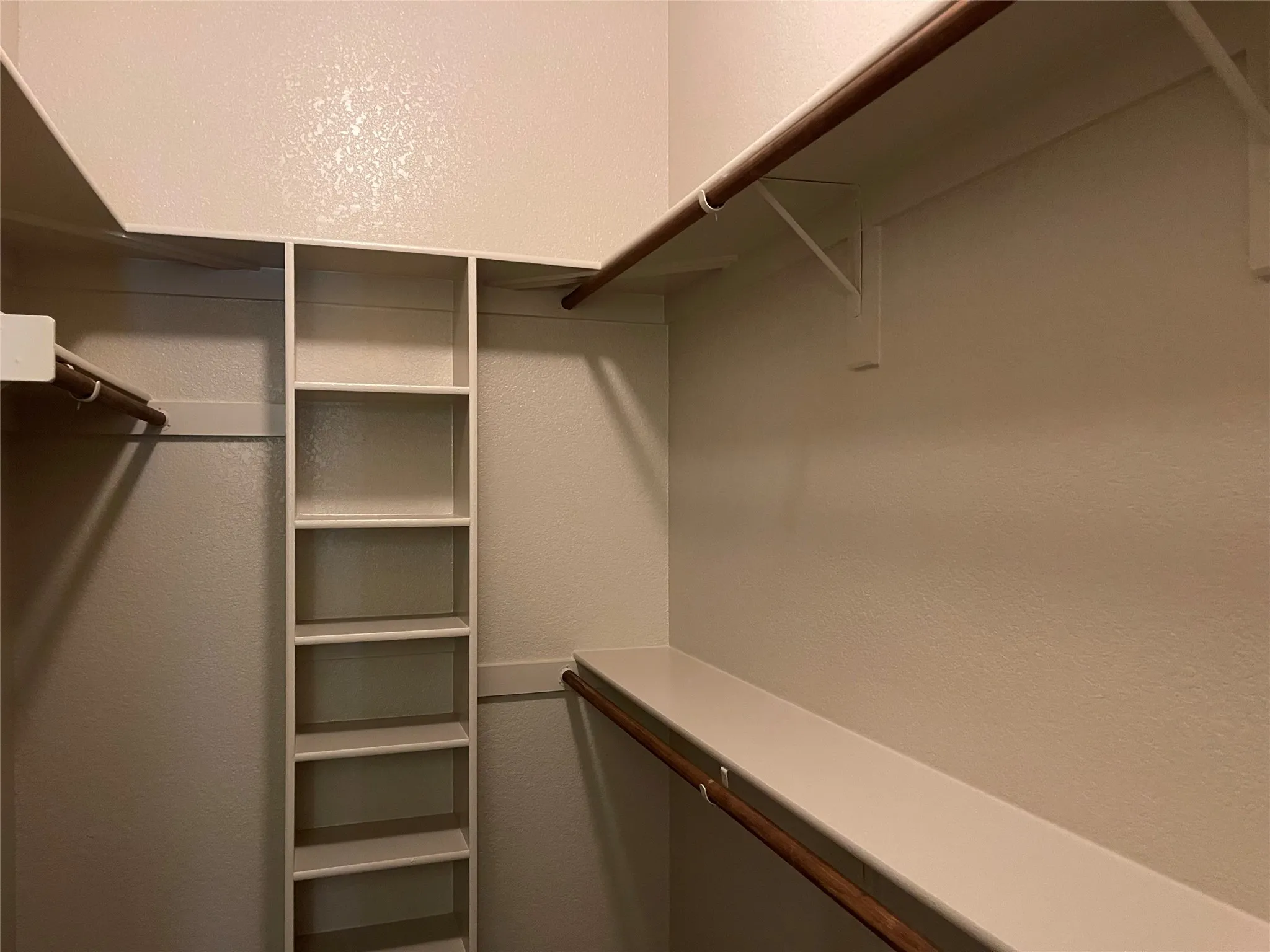 Single Family Residence For Rent in Ellis County , 6030 Bentwood Drive, Midlothian, Texas 76065, 4 Bedroom, 3 Bathroom, 2 Garage spaces, 2,465 Sqft, built in 2002, mls#21346772, Real Estate Agent in Midlothian, Homes For Rent in Ellis county, Homes For Rent in Midlothian, Realtor in Midlothian Texas, Real Estate Brokerage Independent Realty Texas, Luminita Cordes Realtor