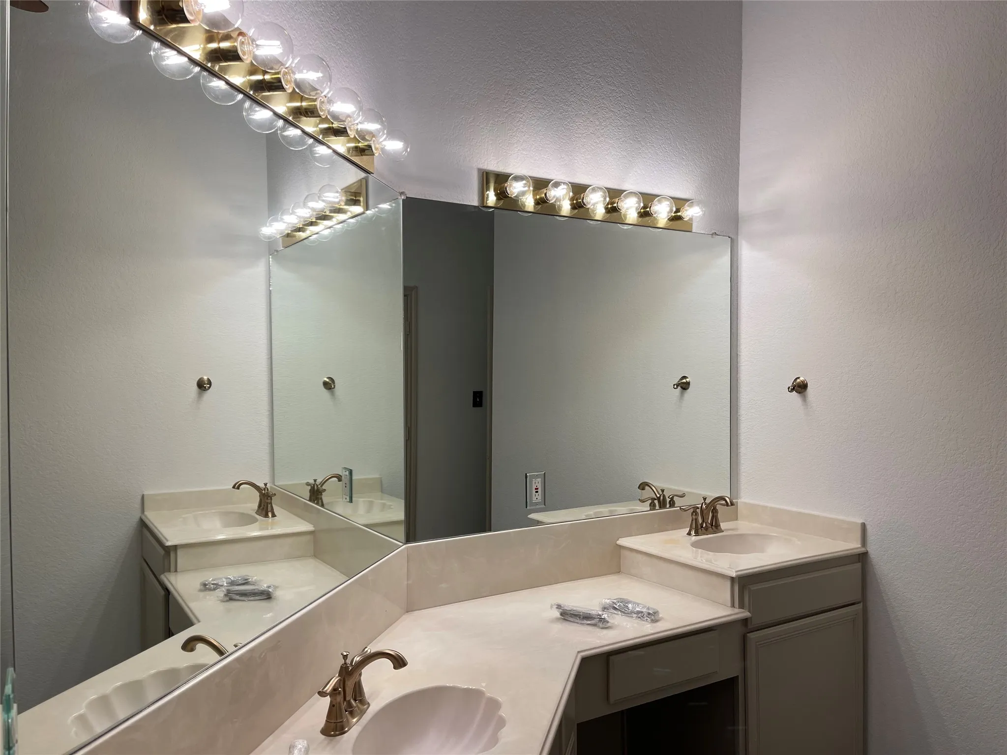 Single Family Residence For Rent in Ellis County , 6030 Bentwood Drive, Midlothian, Texas 76065, 4 Bedroom, 3 Bathroom, 2 Garage spaces, 2,465 Sqft, built in 2002, mls#21346772, Real Estate Agent in Midlothian, Homes For Rent in Ellis county, Homes For Rent in Midlothian, Realtor in Midlothian Texas, Real Estate Brokerage Independent Realty Texas, Luminita Cordes Realtor