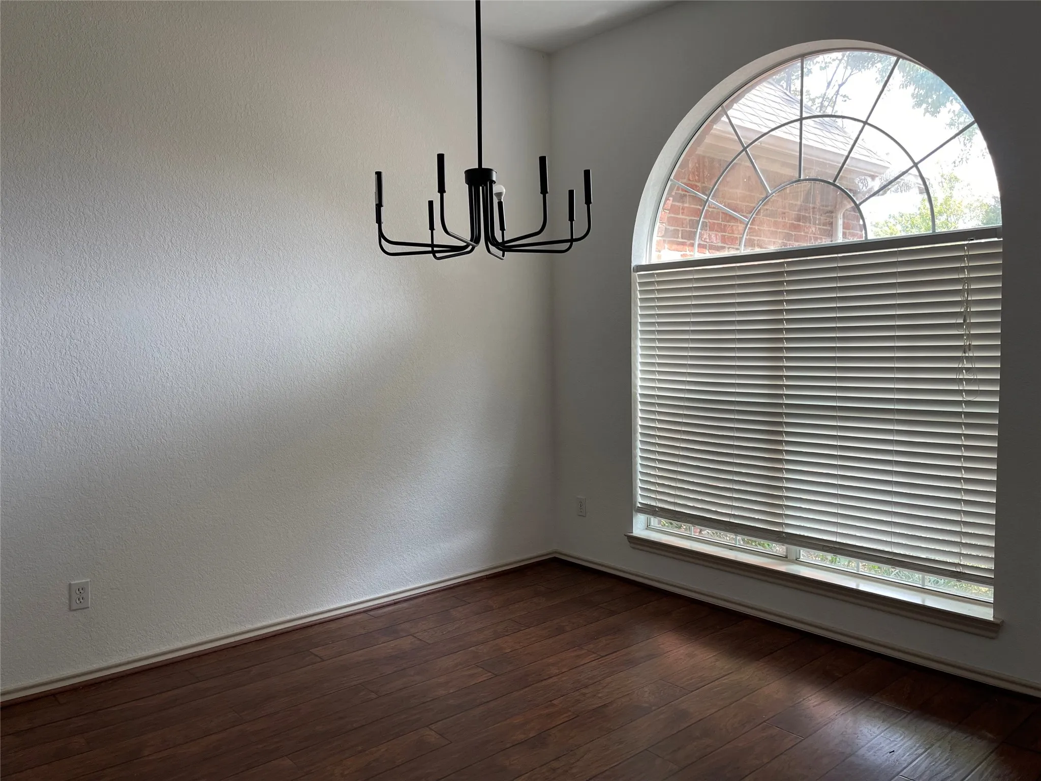 Single Family Residence For Rent in Ellis County , 6030 Bentwood Drive, Midlothian, Texas 76065, 4 Bedroom, 3 Bathroom, 2 Garage spaces, 2,465 Sqft, built in 2002, mls#21346772, Real Estate Agent in Midlothian, Homes For Rent in Ellis county, Homes For Rent in Midlothian, Realtor in Midlothian Texas, Real Estate Brokerage Independent Realty Texas, Luminita Cordes Realtor